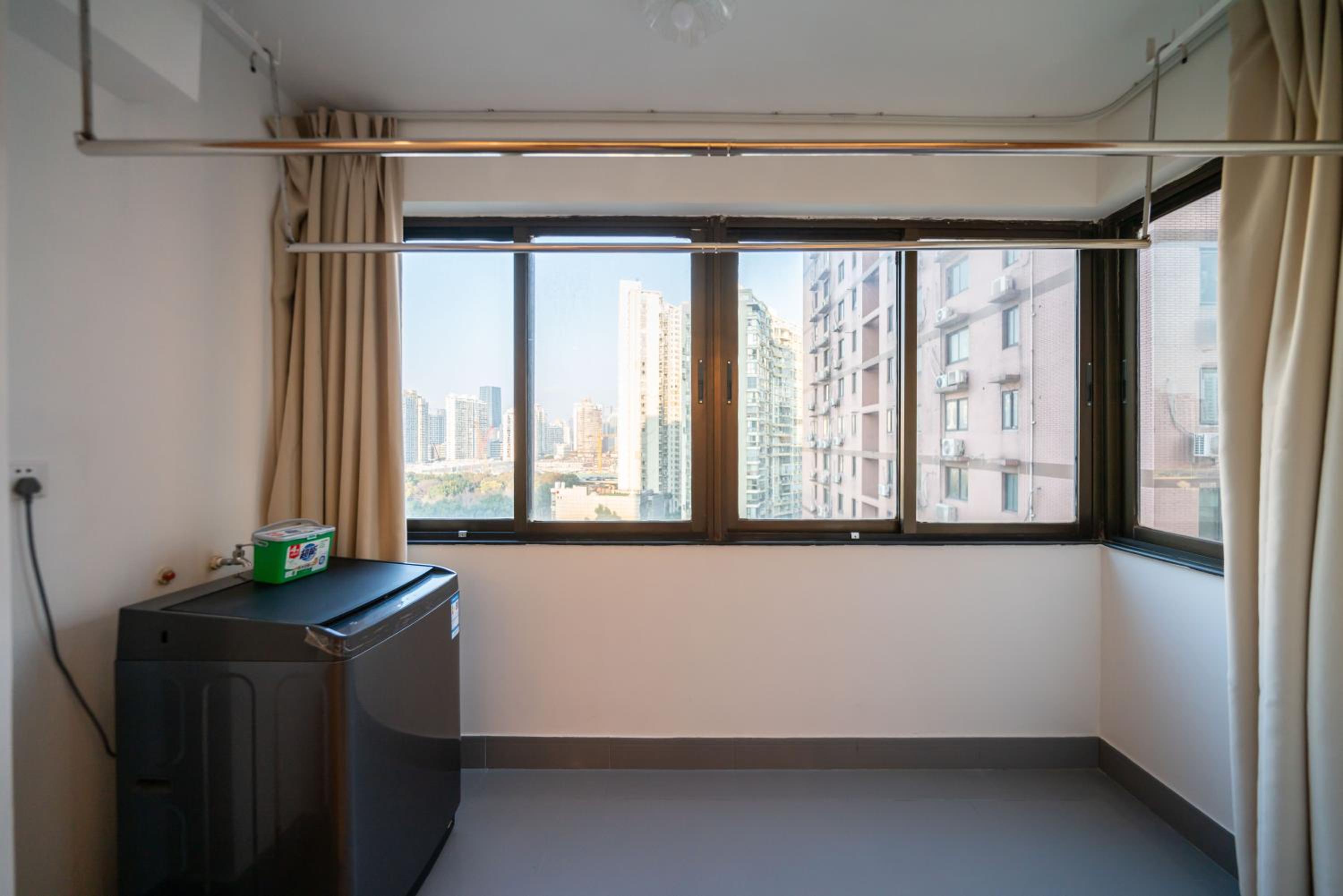 Yi Du Home with City View - Family Suite 500m to Nanjing West Rd Near People's Square -Credit Cards Accepted