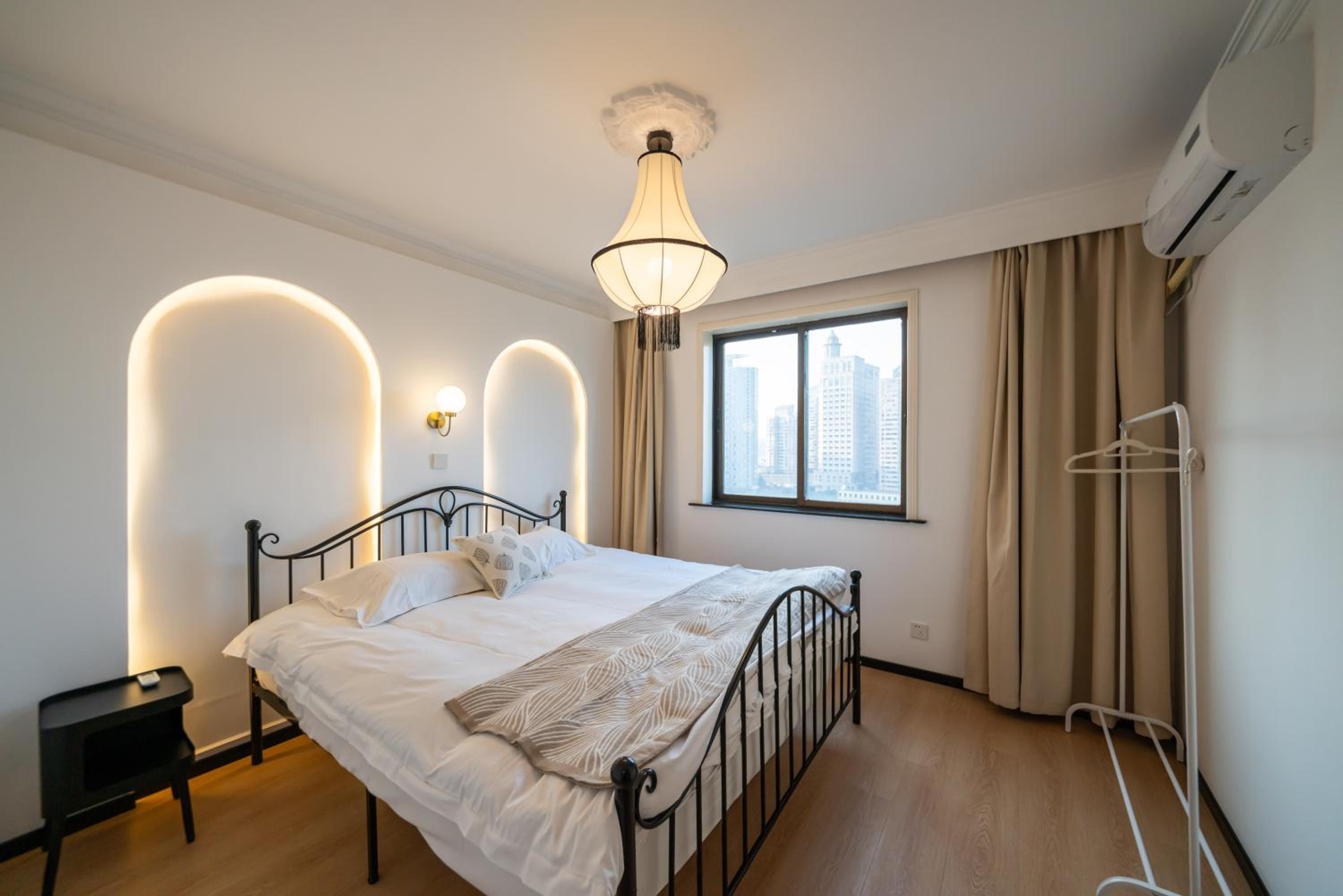 Yi Du Home with City View - Family Suite 500m to Nanjing West Rd Near People's Square -Credit Cards Accepted