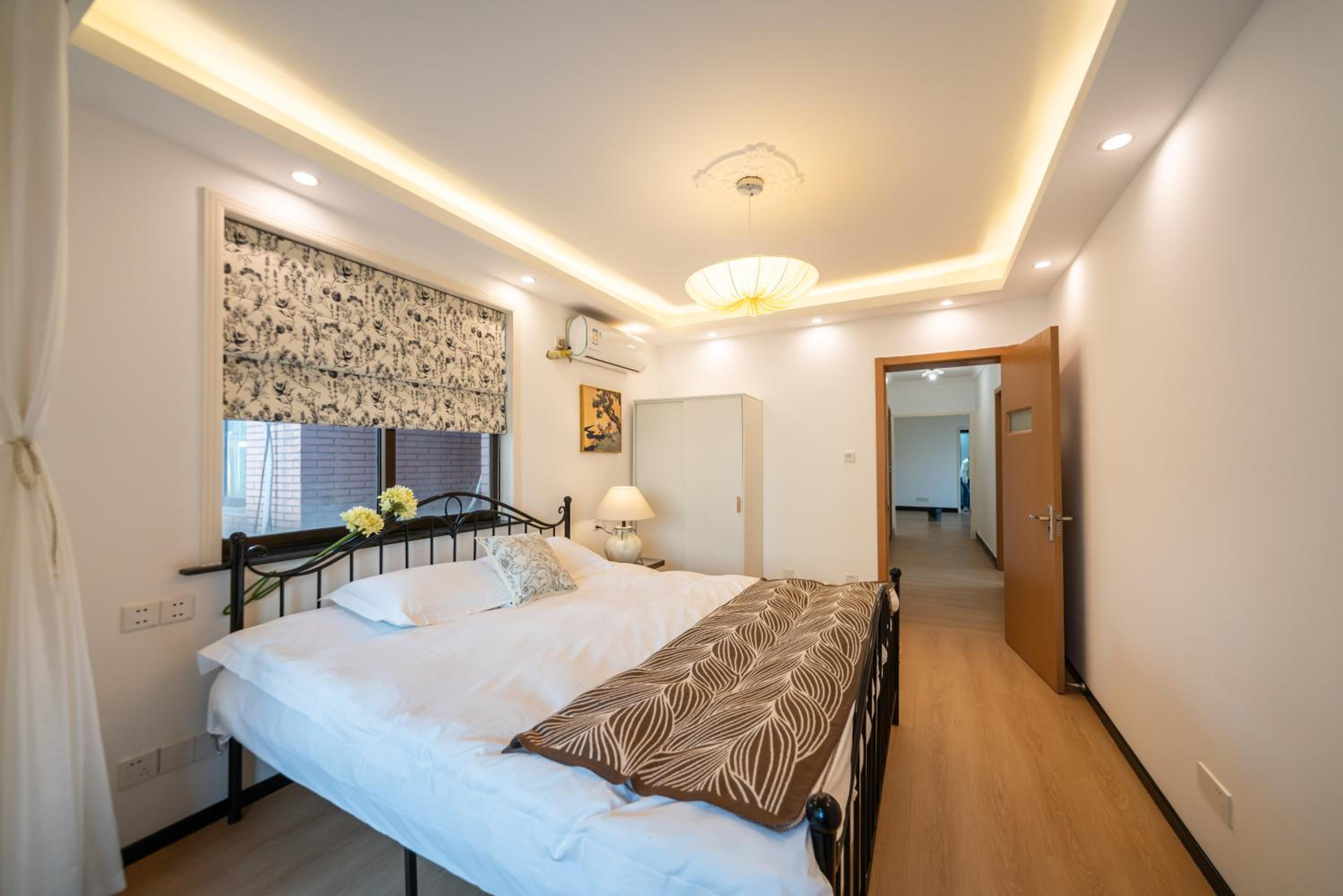 Yi Du Home with City View - Family Suite 500m to Nanjing West Rd Near People's Square -Credit Cards Accepted