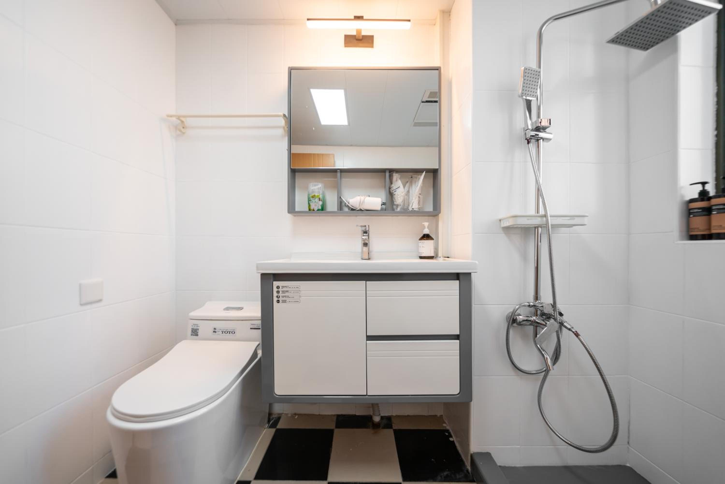 Yi Du Home with City View - Family Suite 500m to Nanjing West Rd Near People's Square -Credit Cards Accepted