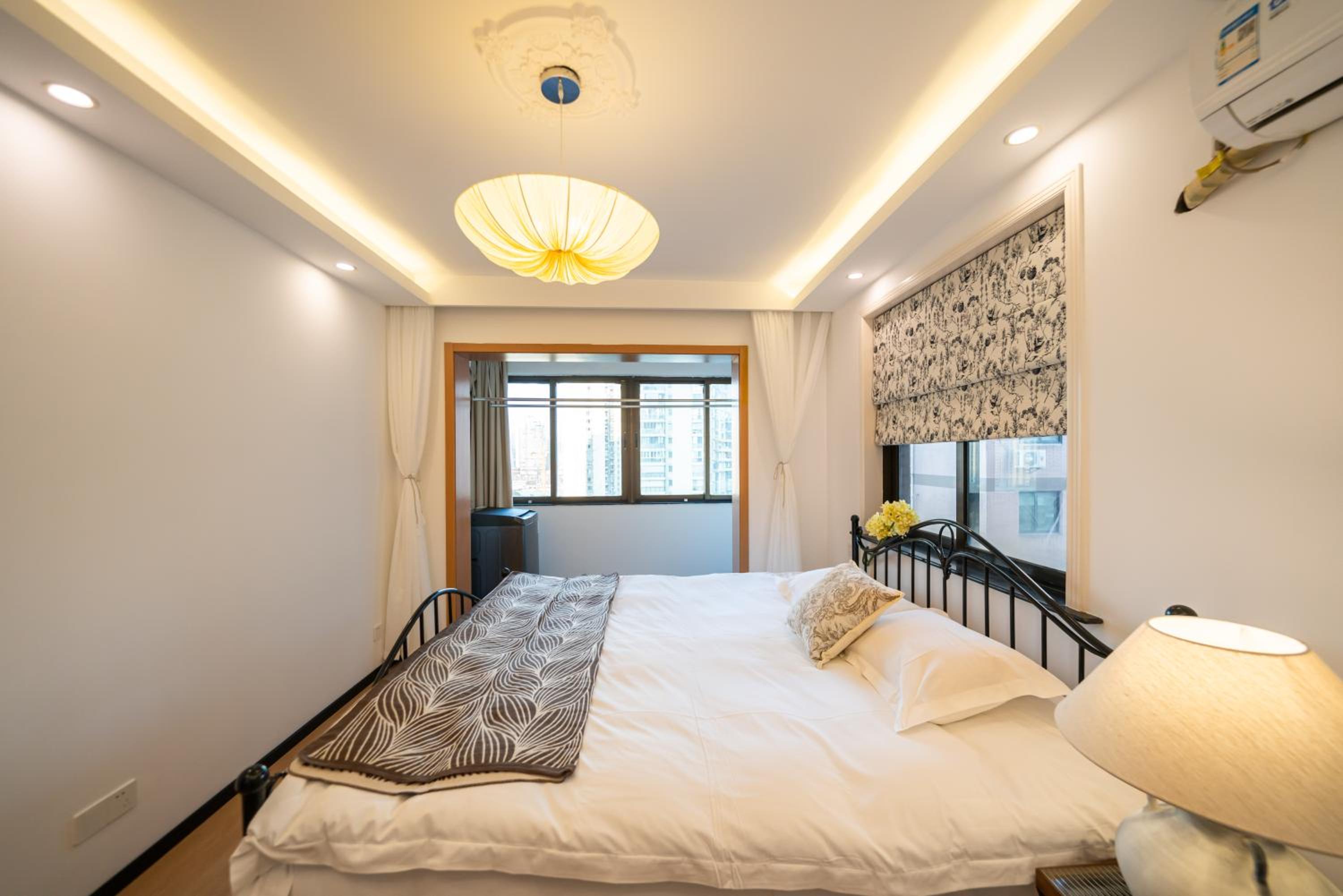 Yi Du Home with City View - Family Suite 500m to Nanjing West Rd Near People's Square -Credit Cards Accepted
