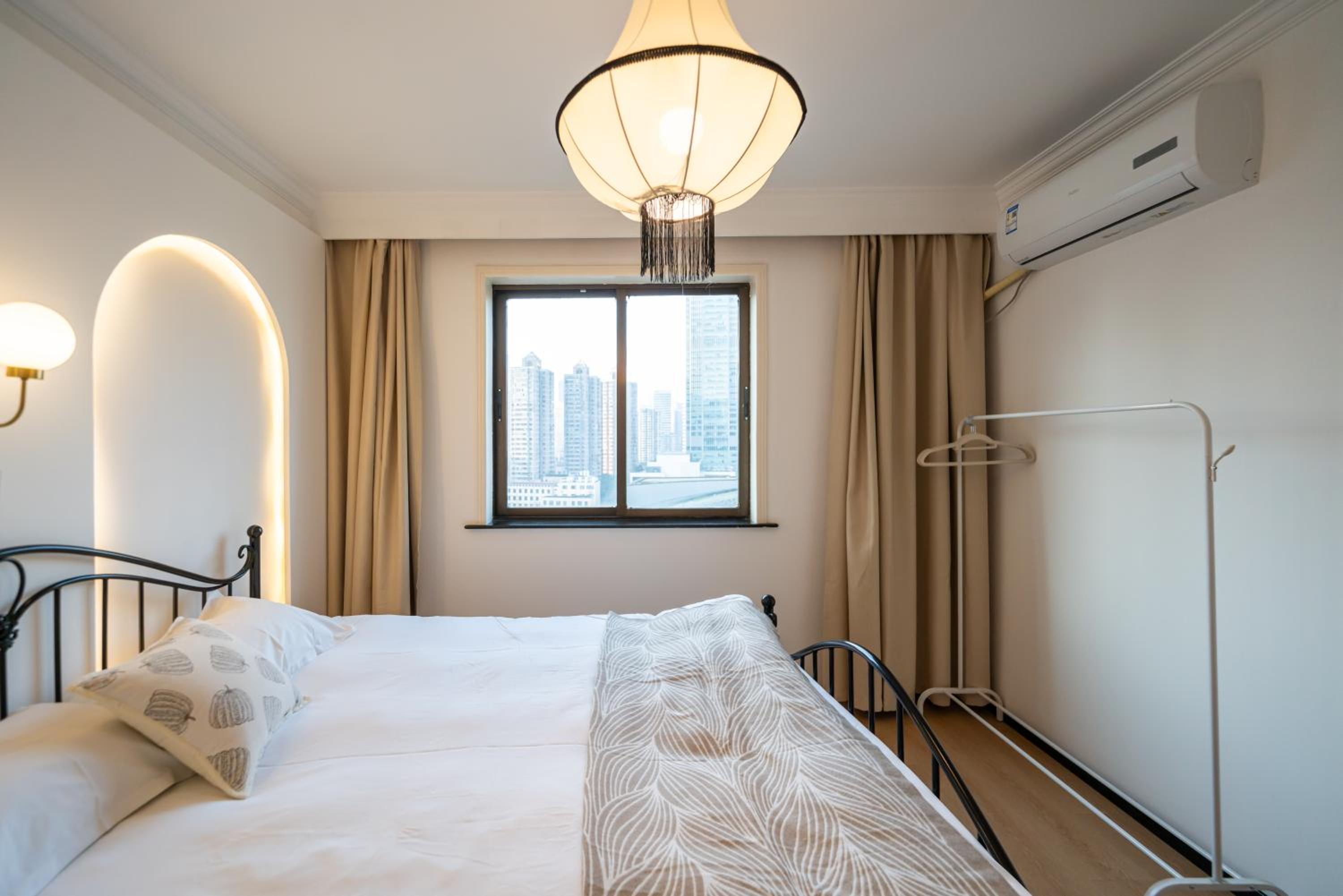 Yi Du Home with City View - Family Suite 500m to Nanjing West Rd Near People's Square -Credit Cards Accepted