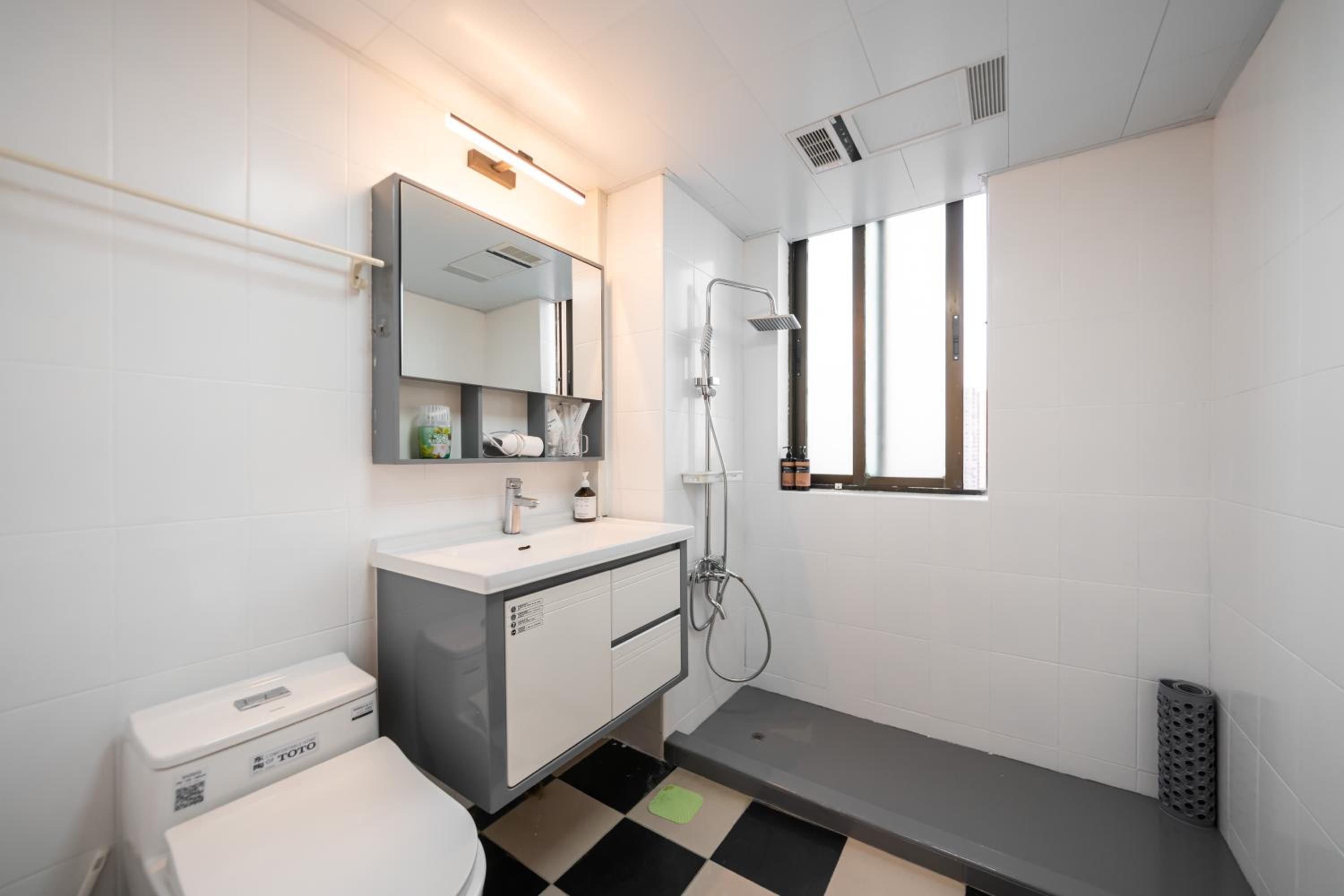 Yi Du Home with City View - Family Suite 500m to Nanjing West Rd Near People's Square -Credit Cards Accepted