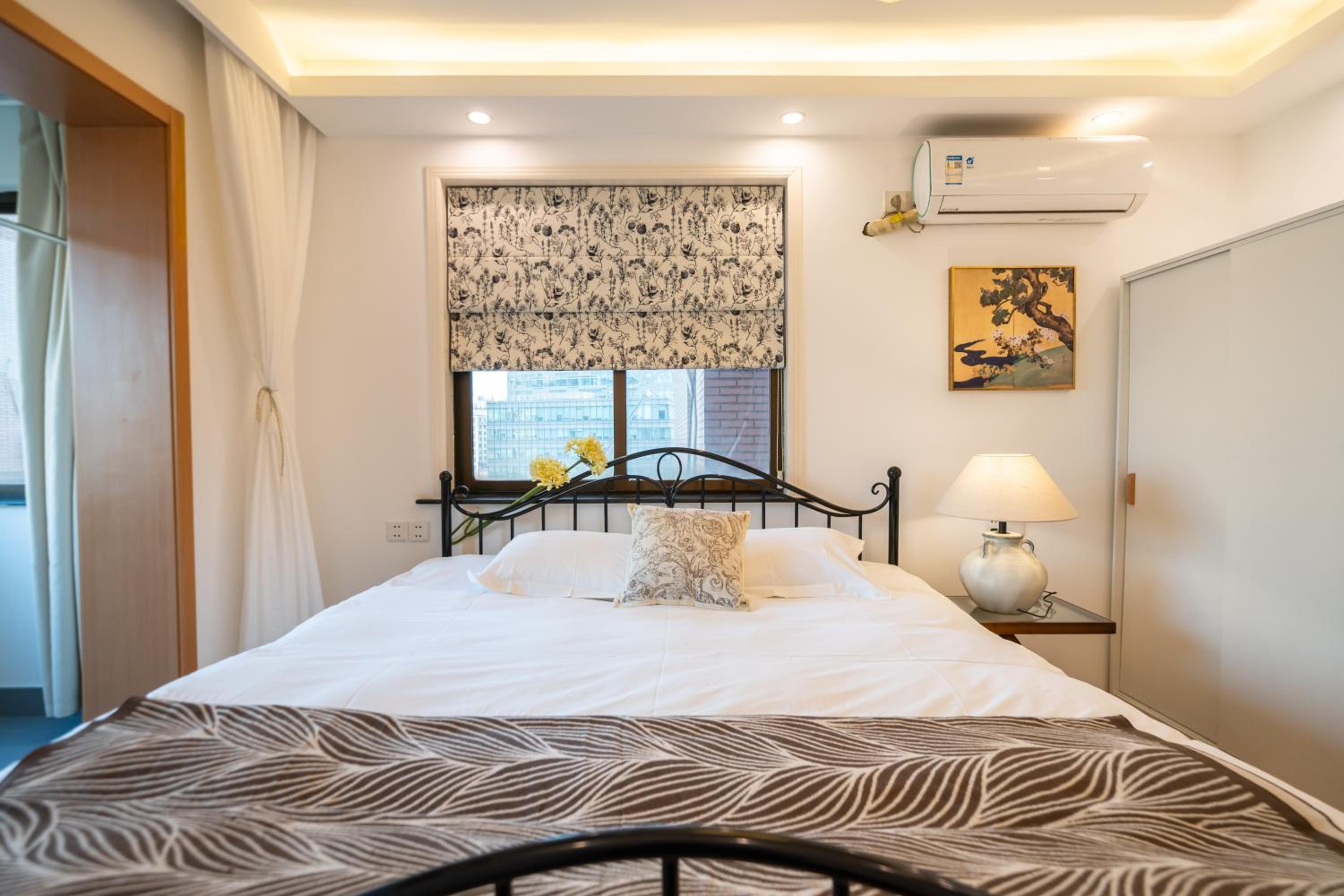 Yi Du Home with City View - Family Suite 500m to Nanjing West Rd Near People's Square -Credit Cards Accepted