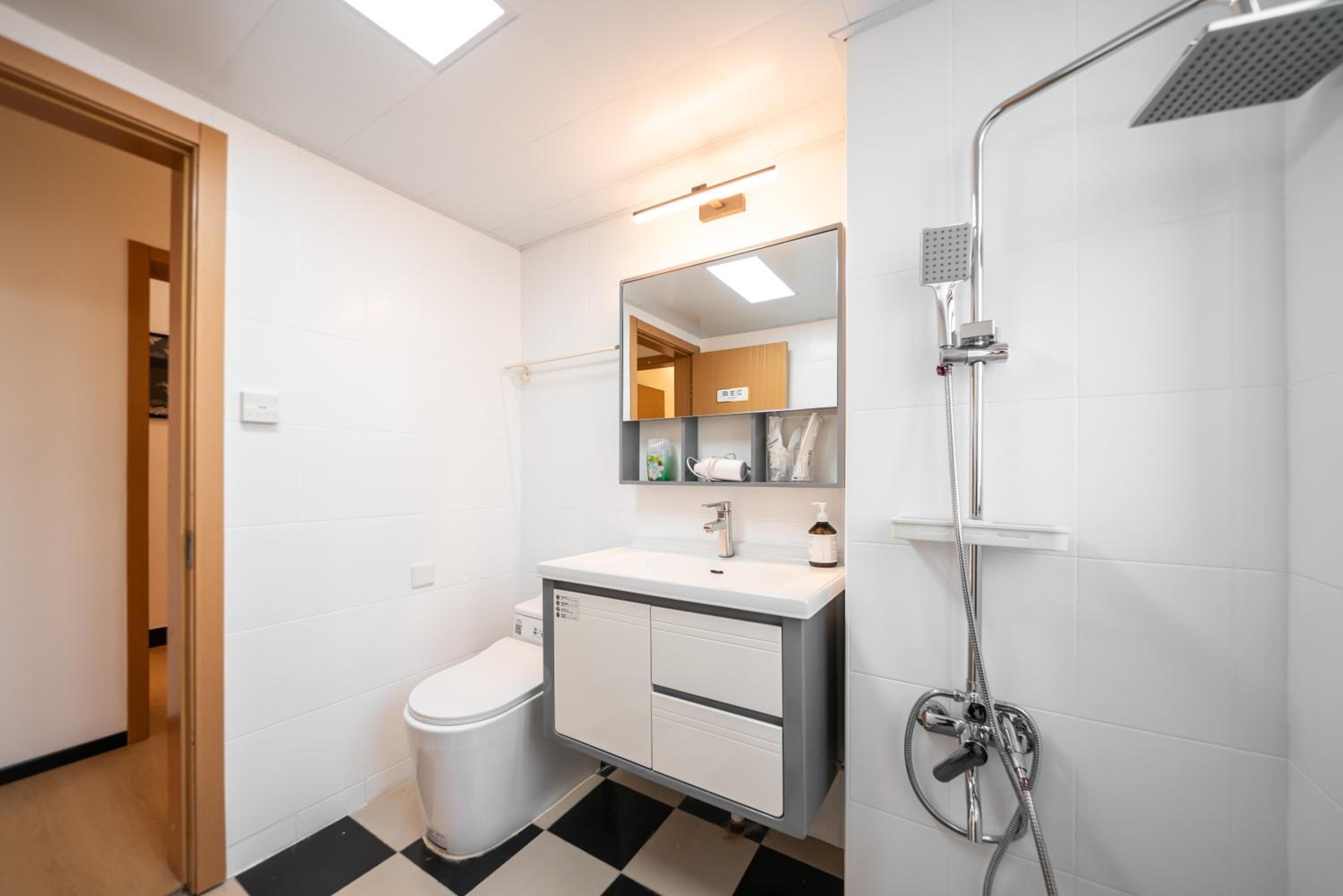 Yi Du Home with City View - Family Suite 500m to Nanjing West Rd Near People's Square -Credit Cards Accepted