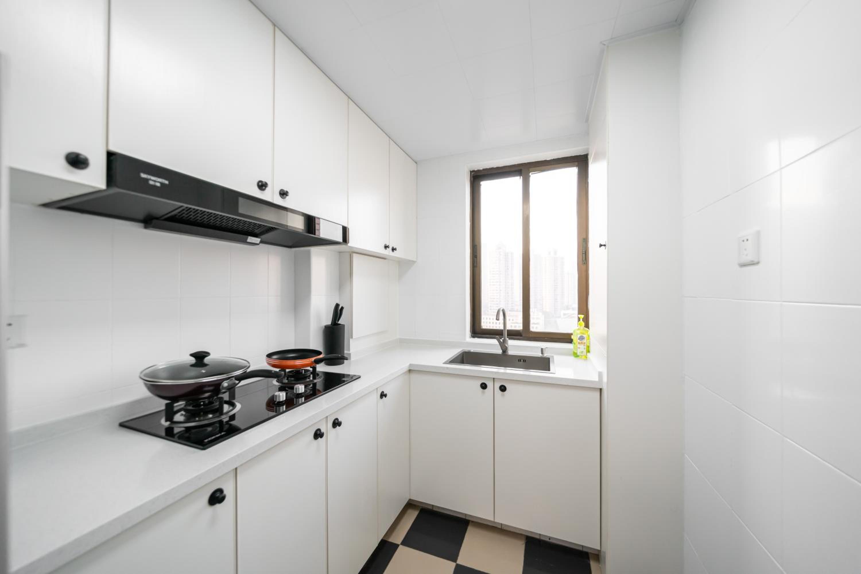 Yi Du Home with City View - Family Suite 500m to Nanjing West Rd Near People's Square -Credit Cards Accepted