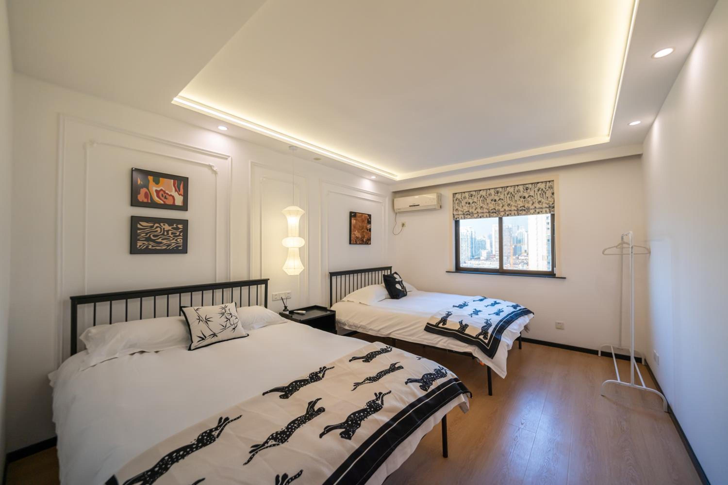Yi Du Home with City View - Family Suite 500m to Nanjing West Rd Near People's Square -Credit Cards Accepted