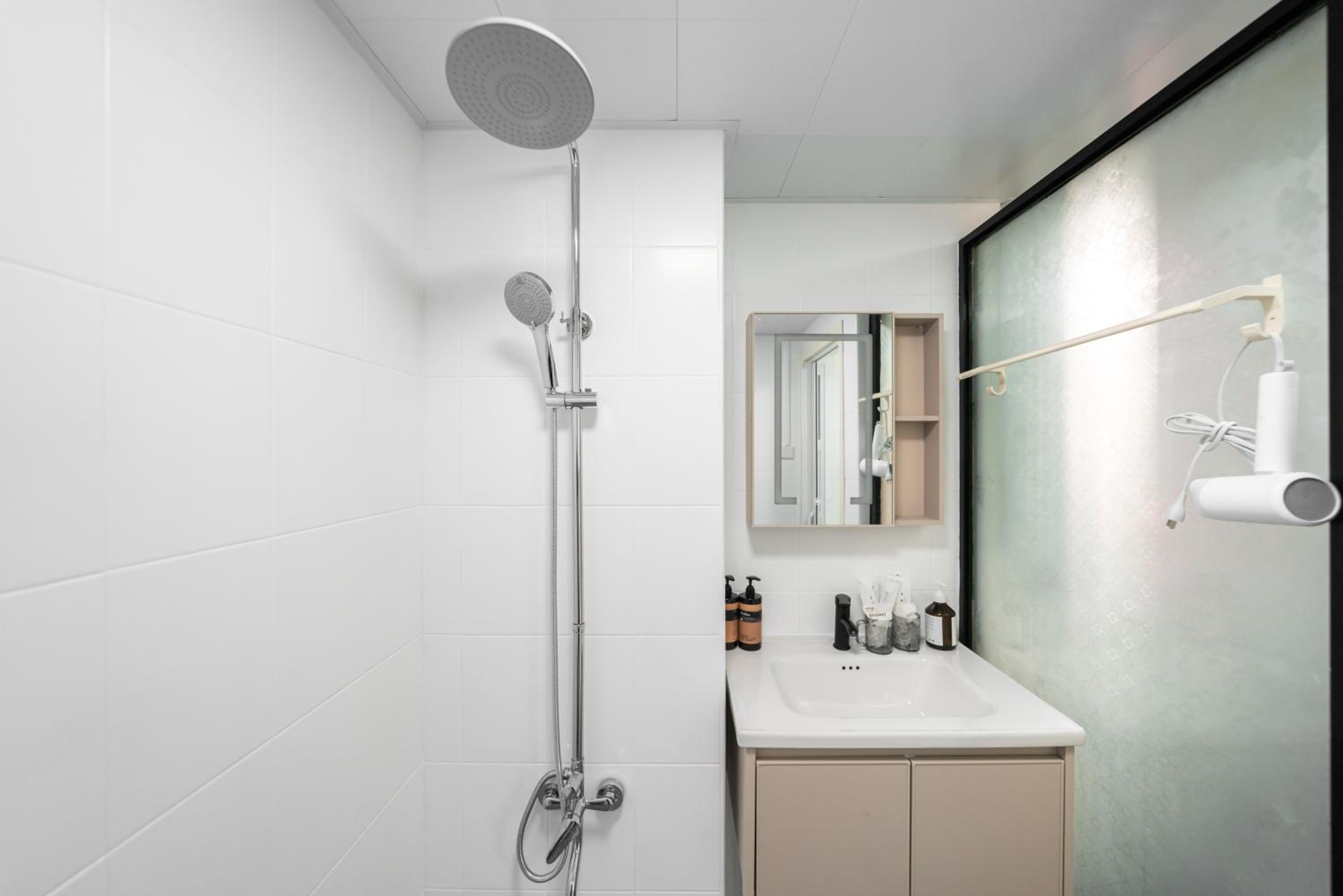 Yi Du Home with City View - Family Suite 500m to Nanjing West Rd Near People's Square -Credit Cards Accepted