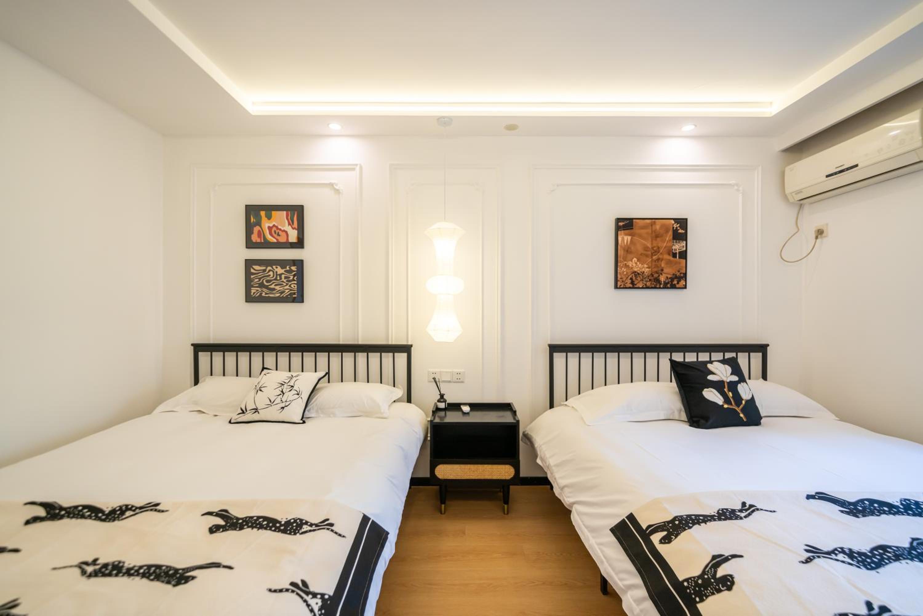Yi Du Home with City View - Family Suite 500m to Nanjing West Rd Near People's Square -Credit Cards Accepted