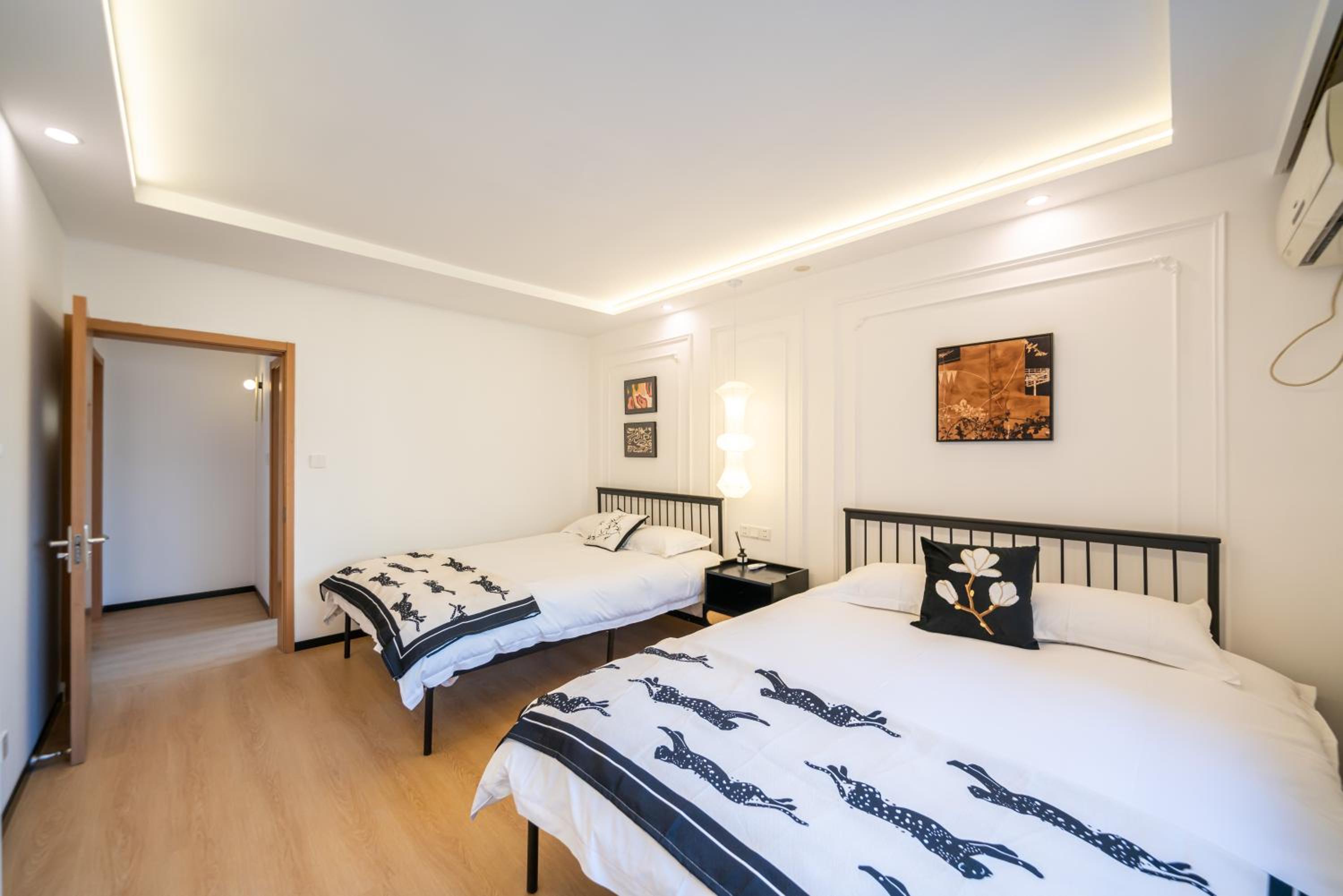 Yi Du Home with City View - Family Suite 500m to Nanjing West Rd Near People's Square -Credit Cards Accepted