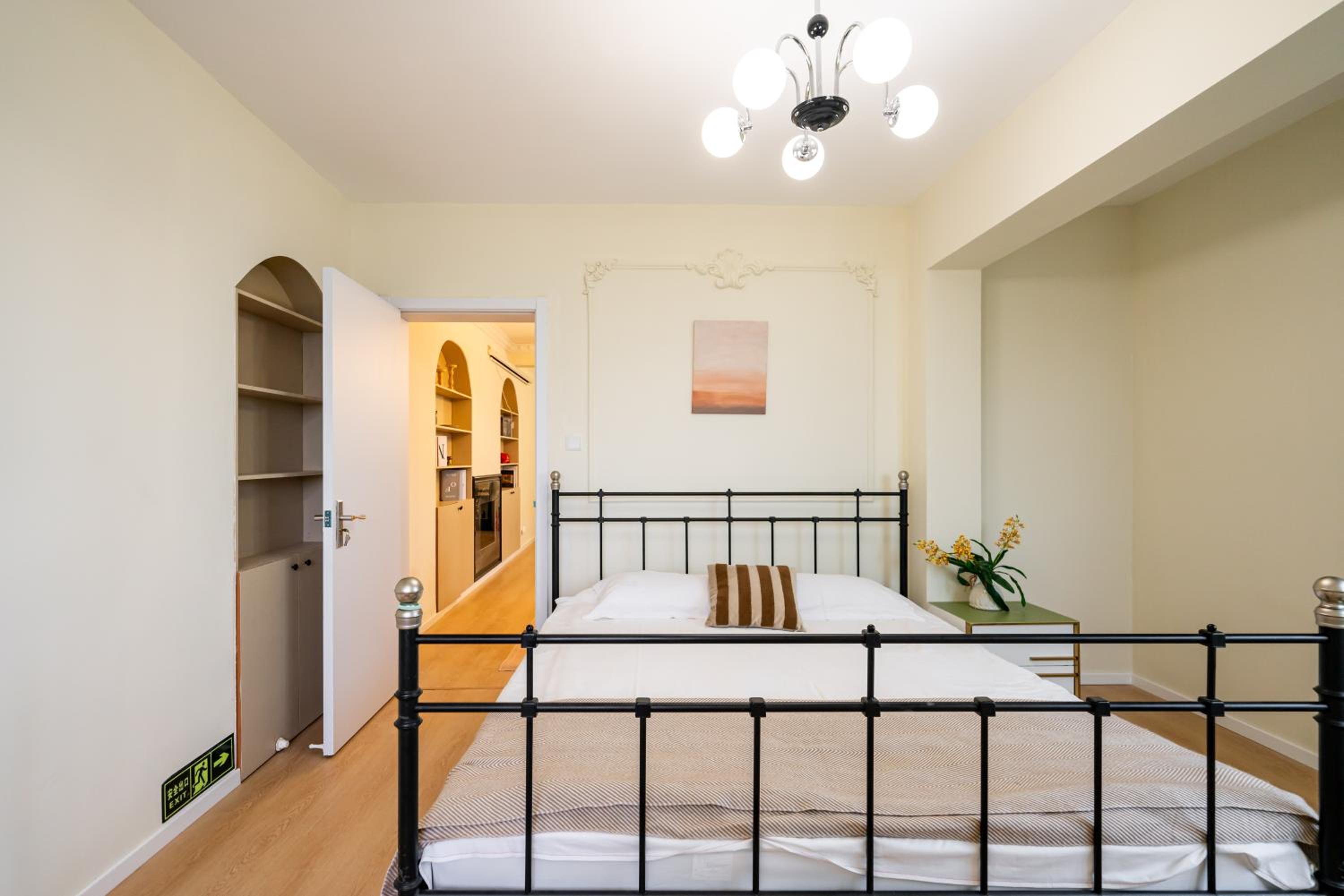 Yi Du Home with City View - Family Suite 500m to Nanjing West Rd Near People's Square -Credit Cards Accepted