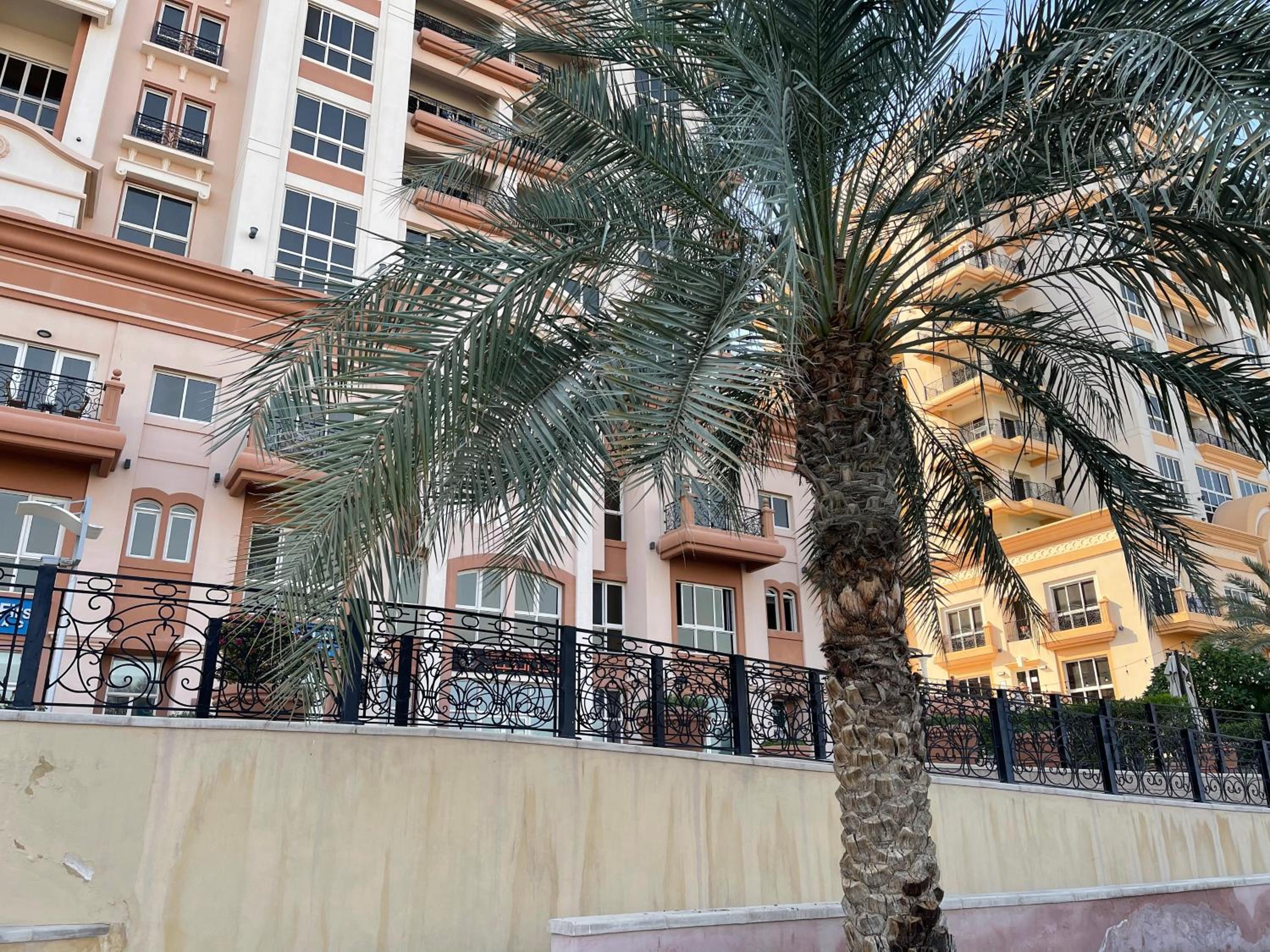 Big studio, Dubai SportCity, parking included
