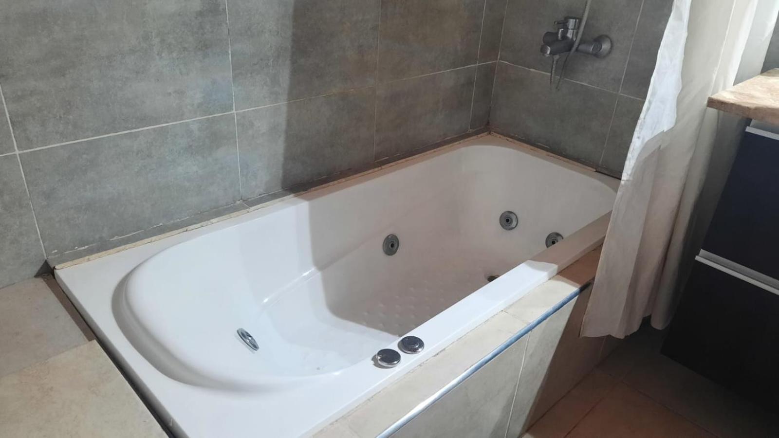 Casa amplia con pileta 9 personas