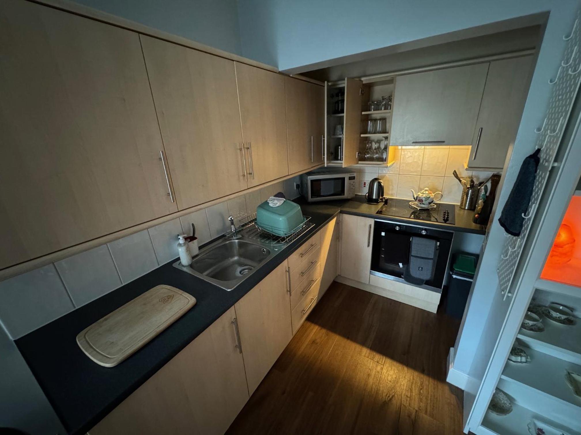 Edinburgh TWO BEDROOM apartment with free side street parking 24 hours view 2