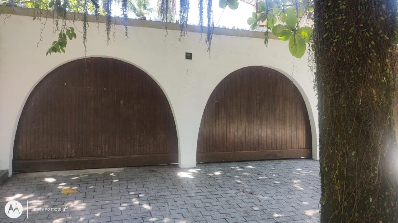 Casa aconchegante,perto da praia,com piscina,muito jardim,e pet friendly