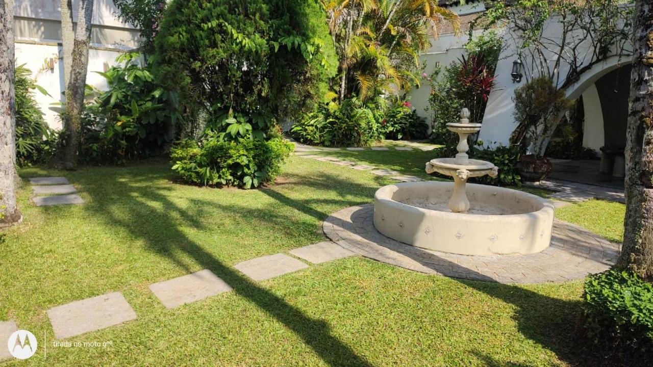 Casa aconchegante,perto da praia,com piscina,muito jardim,e pet friendly