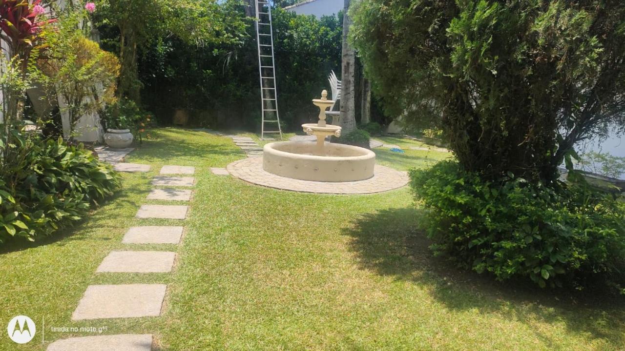Casa aconchegante,perto da praia,com piscina,muito jardim,e pet friendly