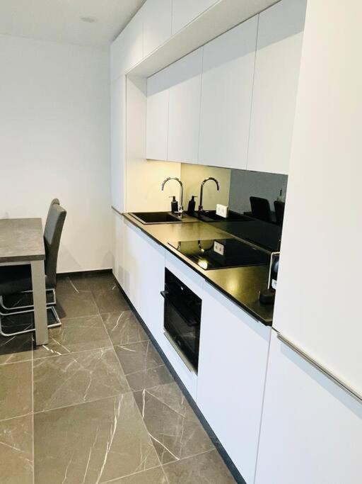1 bedroom with parking in center and a large terrace. view 4