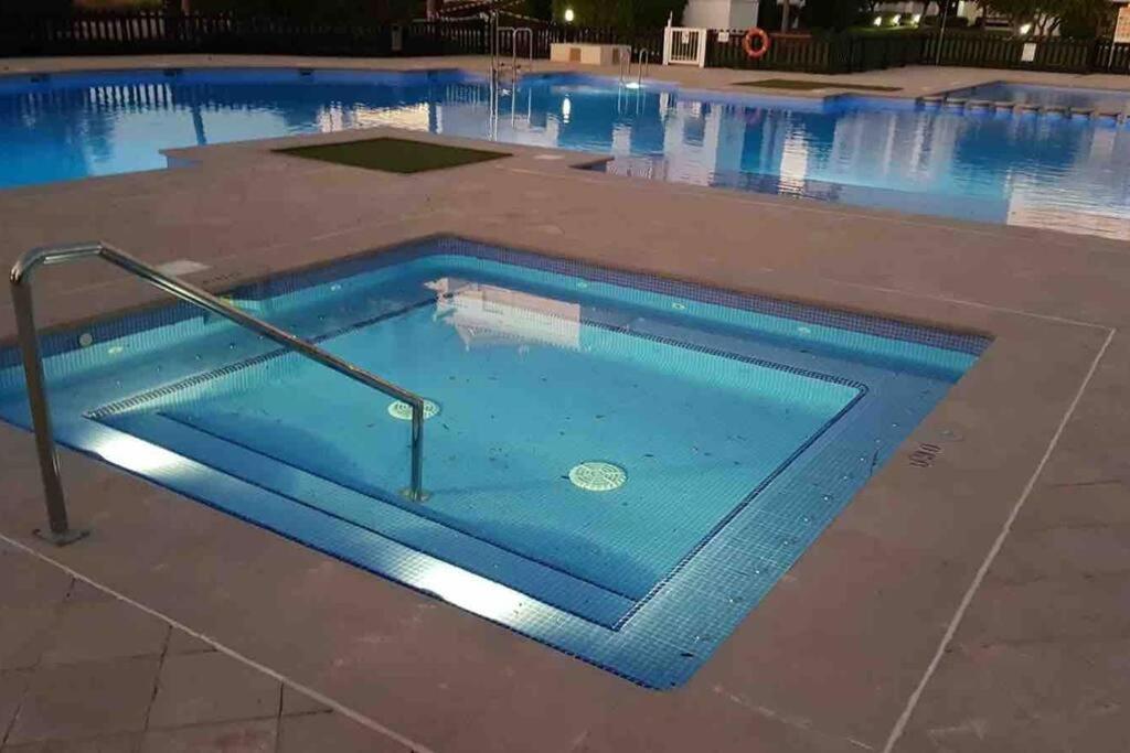 Apartamento en planta baja junto a la piscina
