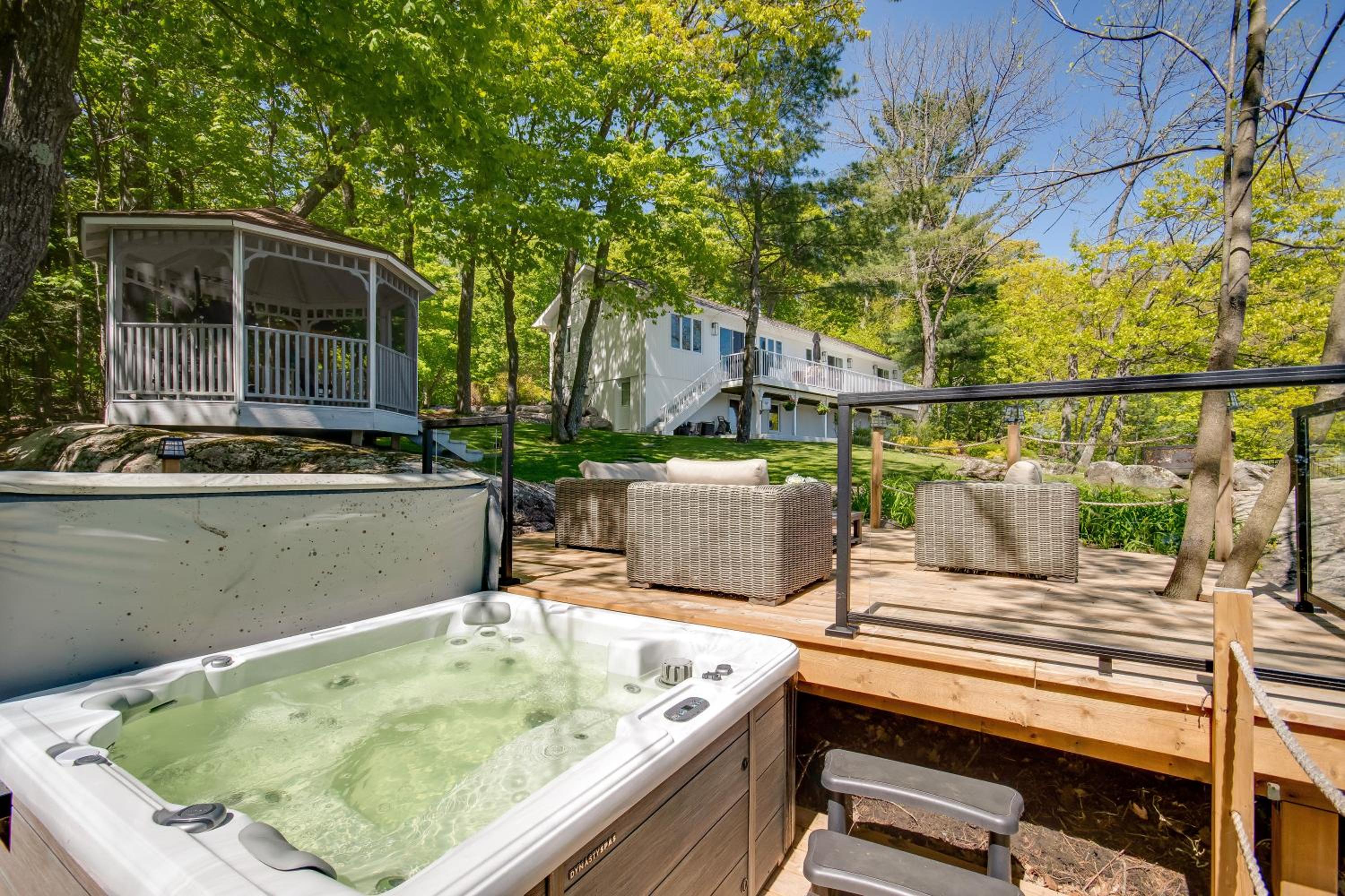 Lakefront Retreat Hot Tub Outdoor Sauna Dock Swim Stunning Views!