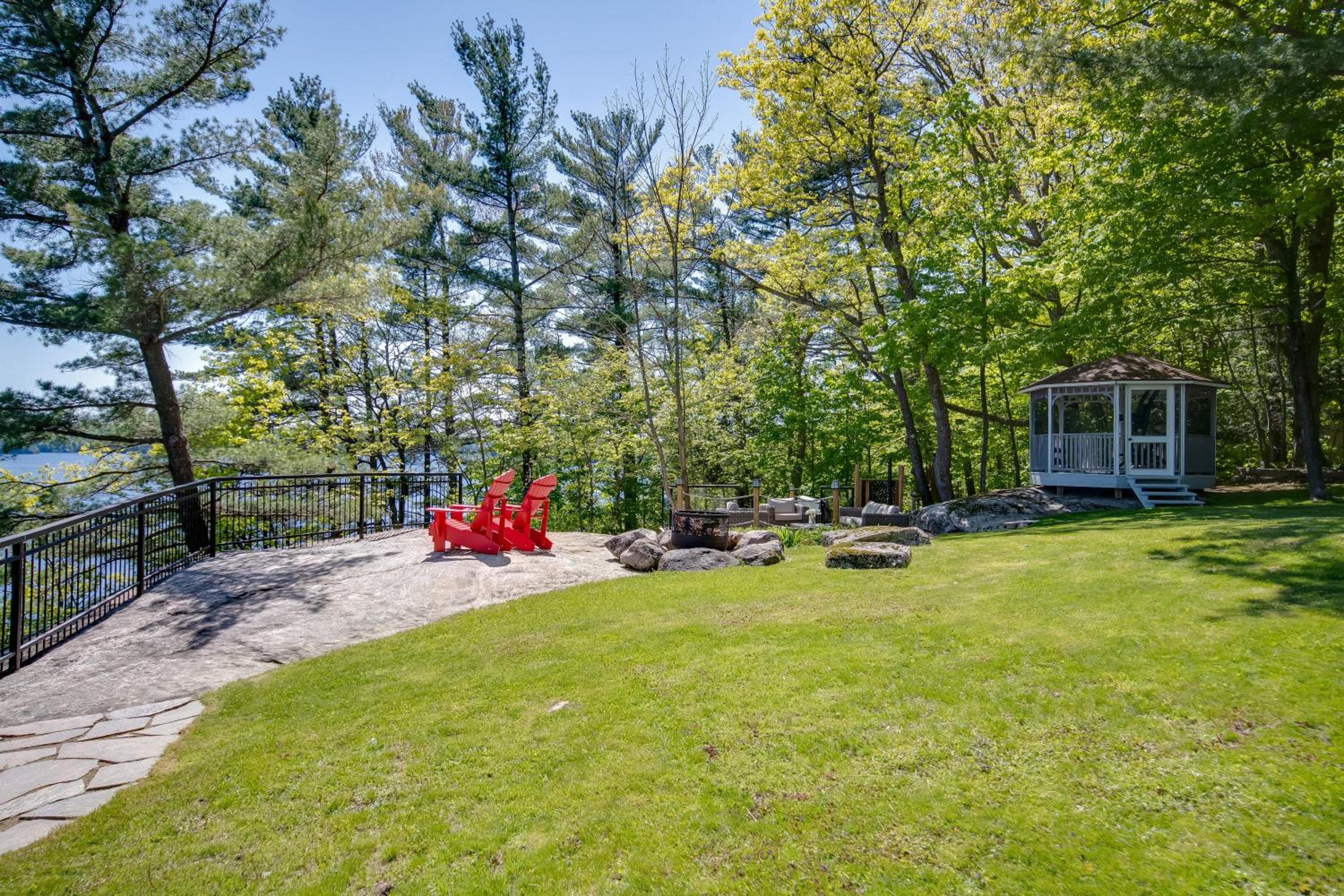 Lakefront Retreat Hot Tub Outdoor Sauna Dock Swim Stunning Views!