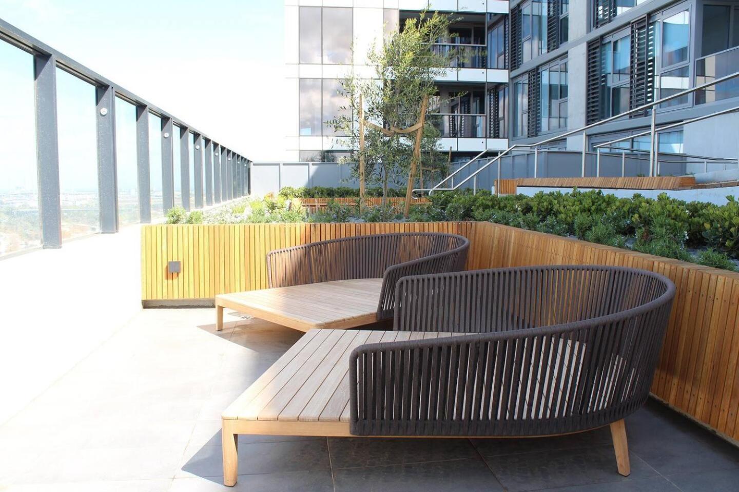 Hotel Luxurious Flemington with Stunning Racecourse View - Image 1