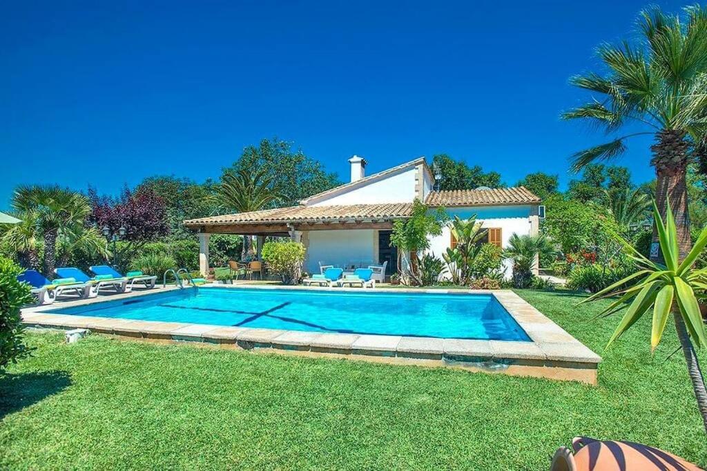 Villa Geranios by Renthousing