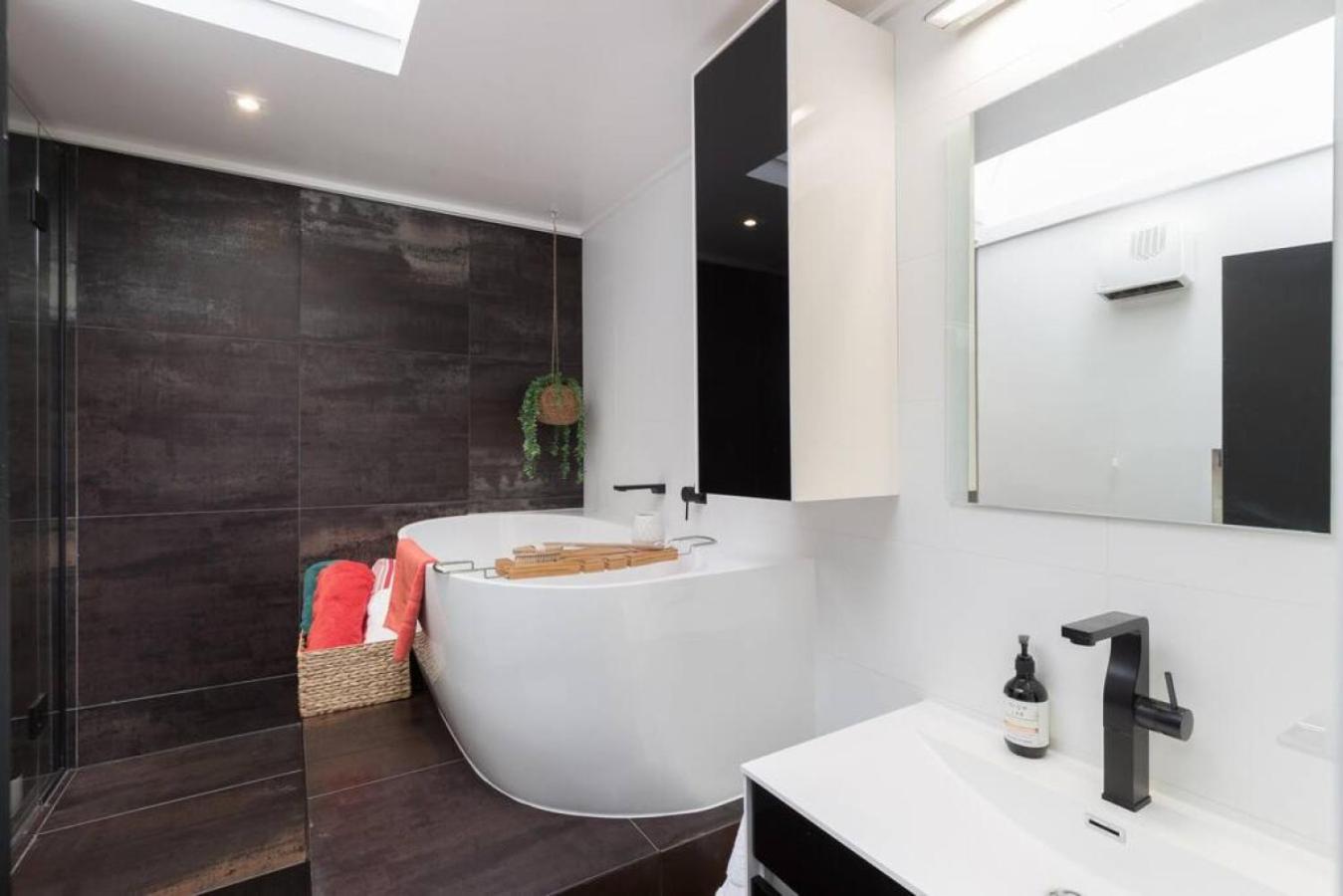 Stylish 2 bedroom home with great garden and bath view 5