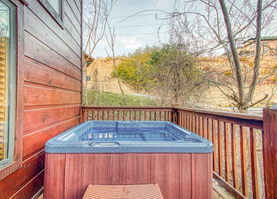 Blue Bear Lodge near Dollywood! 1 mile off PKWY Community Pool Hot tub Game Rm view 3