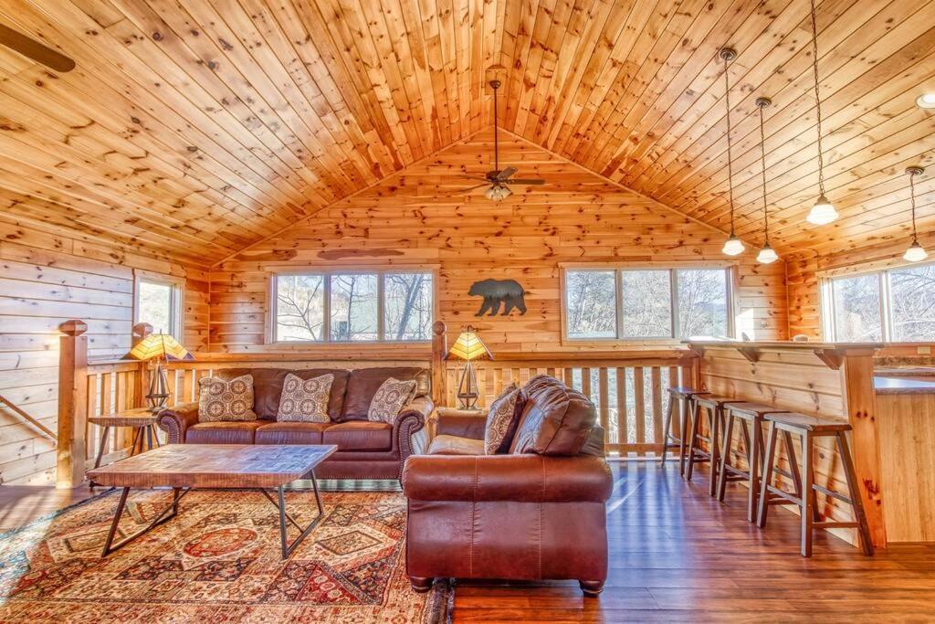 Blue Bear Lodge near Dollywood! 1 mile off PKWY Community Pool Hot tub Game Rm view 4