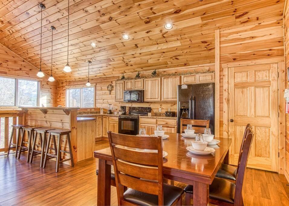 Blue Bear Lodge near Dollywood! 1 mile off PKWY Community Pool Hot tub Game Rm view 5