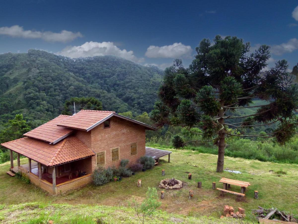 Casa ecológica na montanha com vista para o vale
