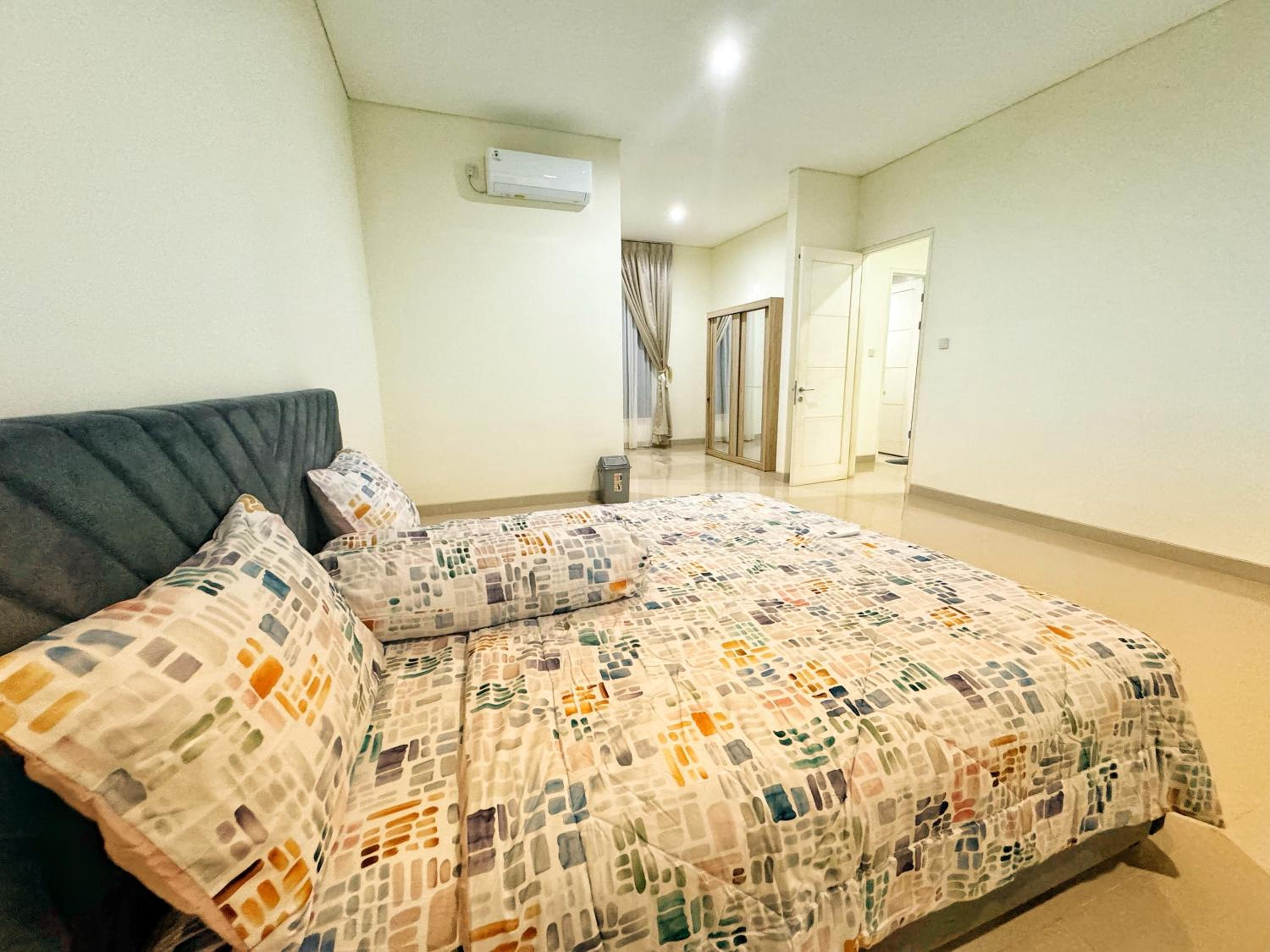 Simple 4 Bedrooms Big Holiday House at Batam Center