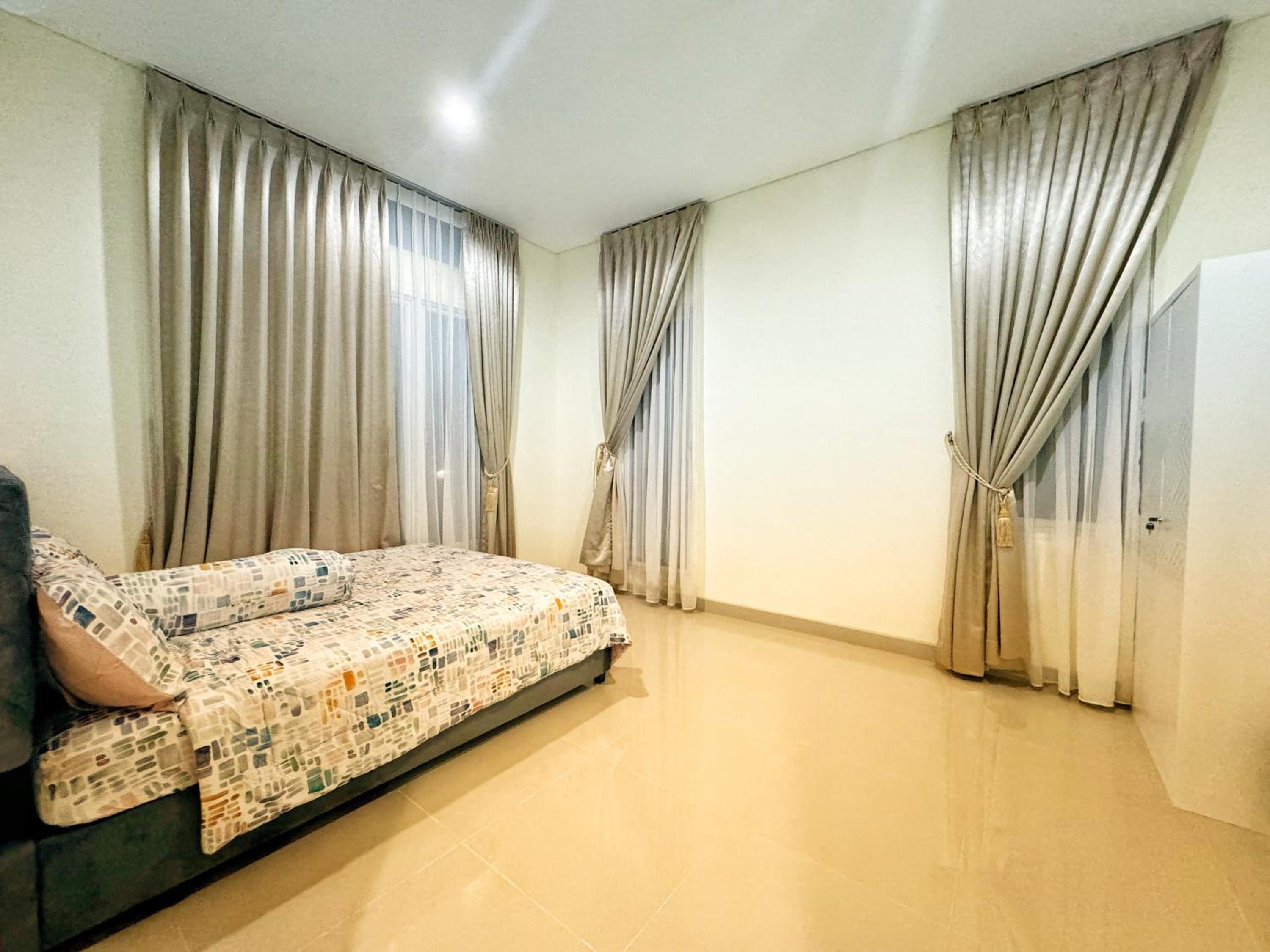 Simple 4 Bedrooms Big Holiday House at Batam Center