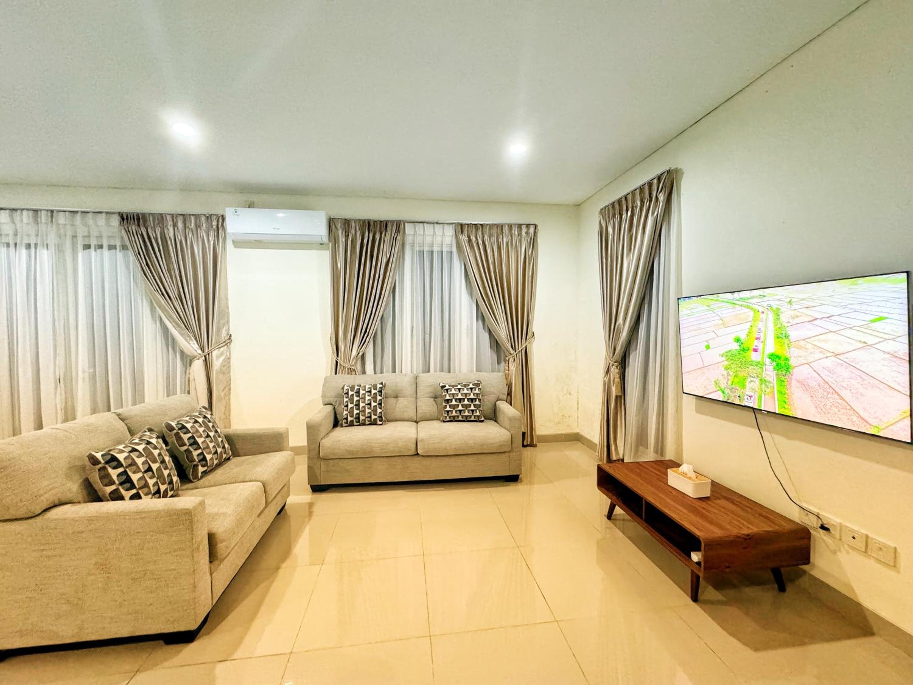 Simple 4 Bedrooms Big Holiday House at Batam Center