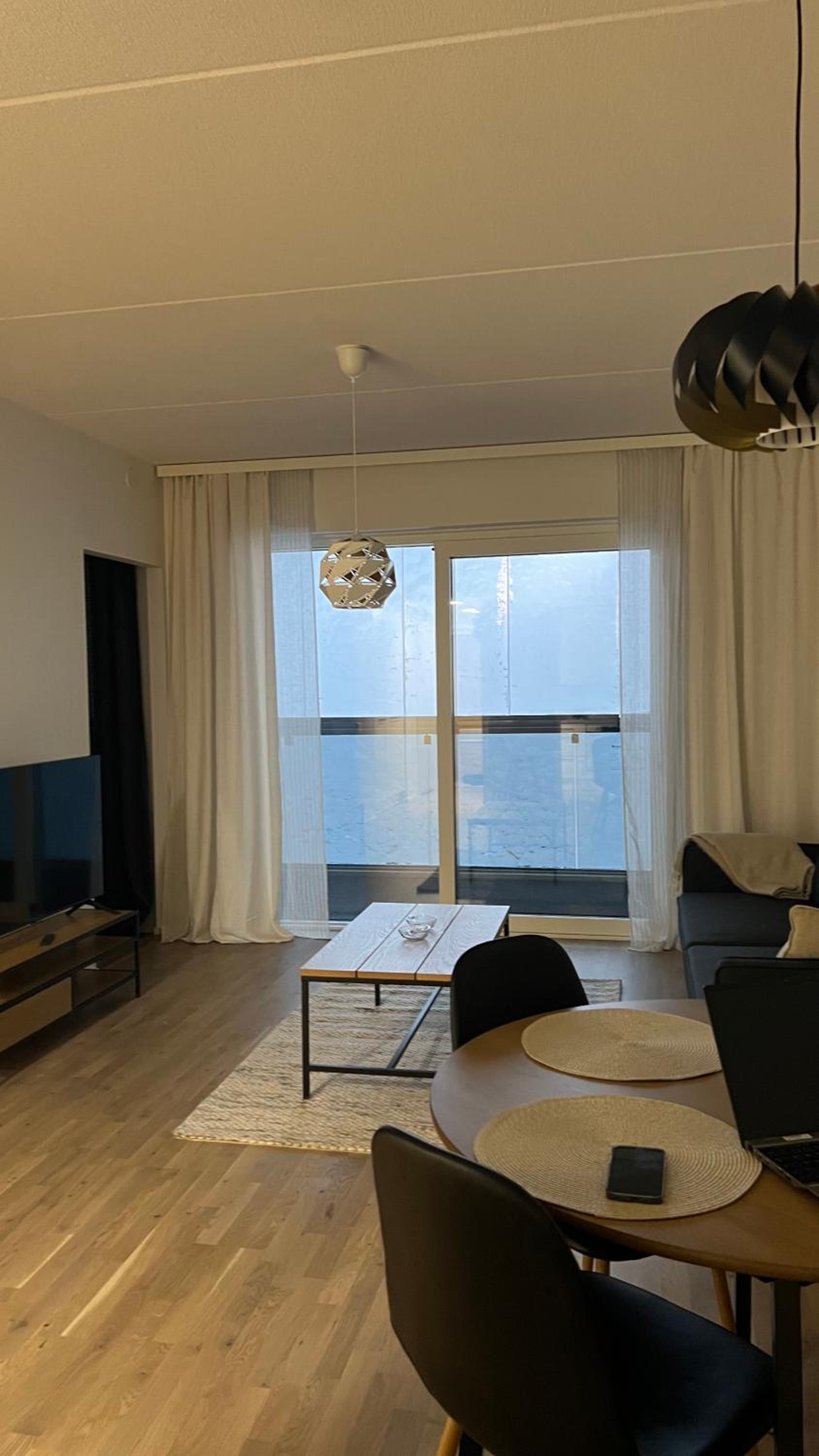 Casa Emerald, laadukas kaksio saunalla, sisäkautta ostoskeskukseen, wifi, 280 metriä juna ja bussiasemalle view 2