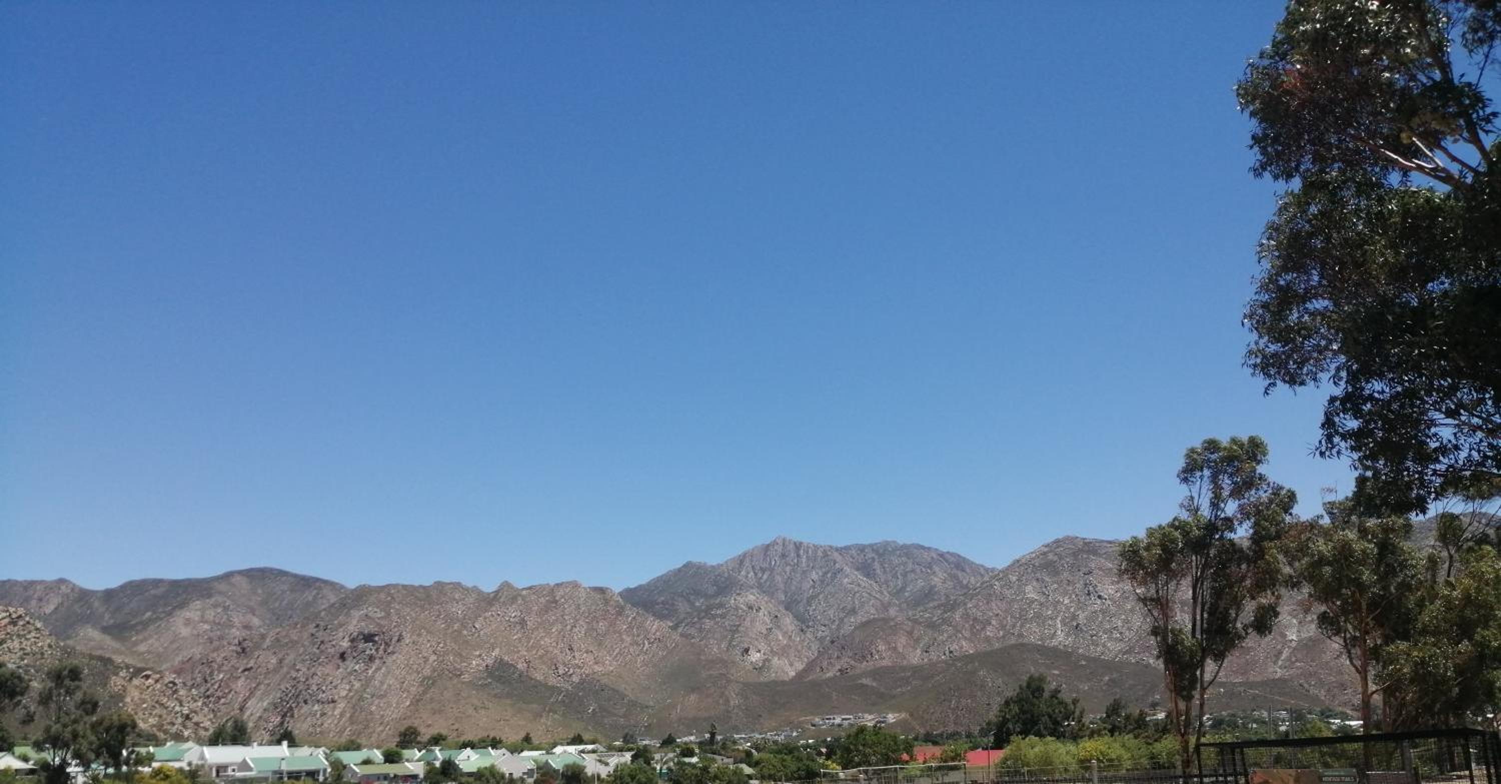 Montagu Meander is a cozy flat for work and play with Wi-Fi and secure parking view 4