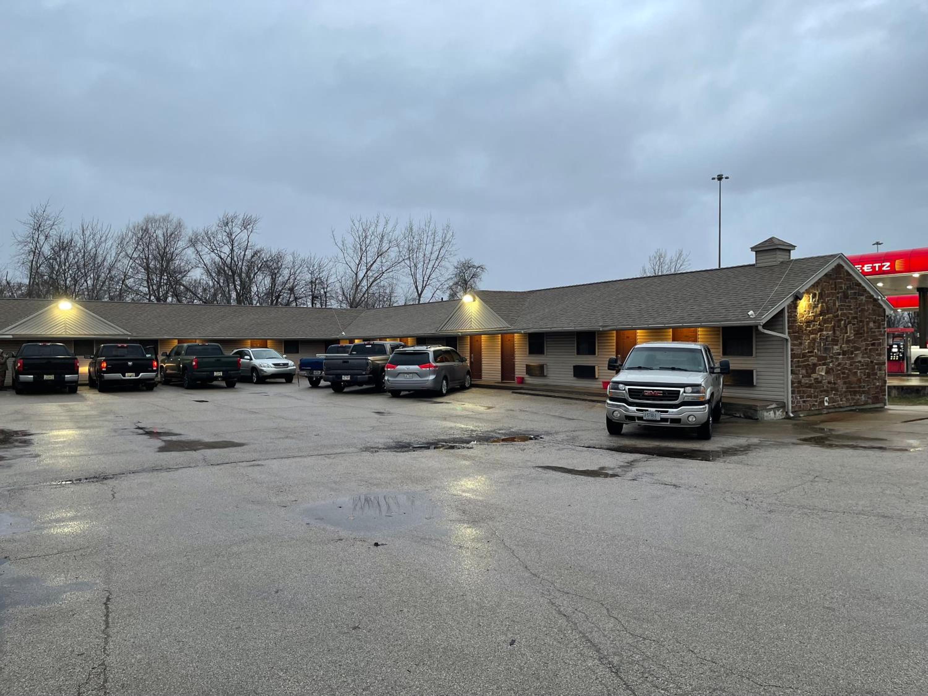 Economy Inn & Suites