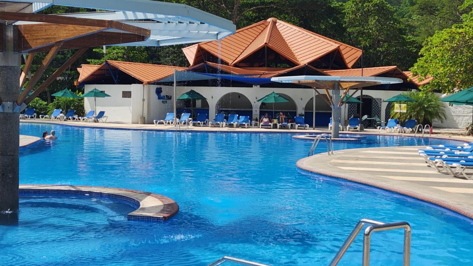 CASA MARIPOSA en Punta Leona a 500 metros de la playa FULL EQUIPADA Espacio y precio a tu medida Posibilidad de alquilar la casa entera, dos apartamentos a