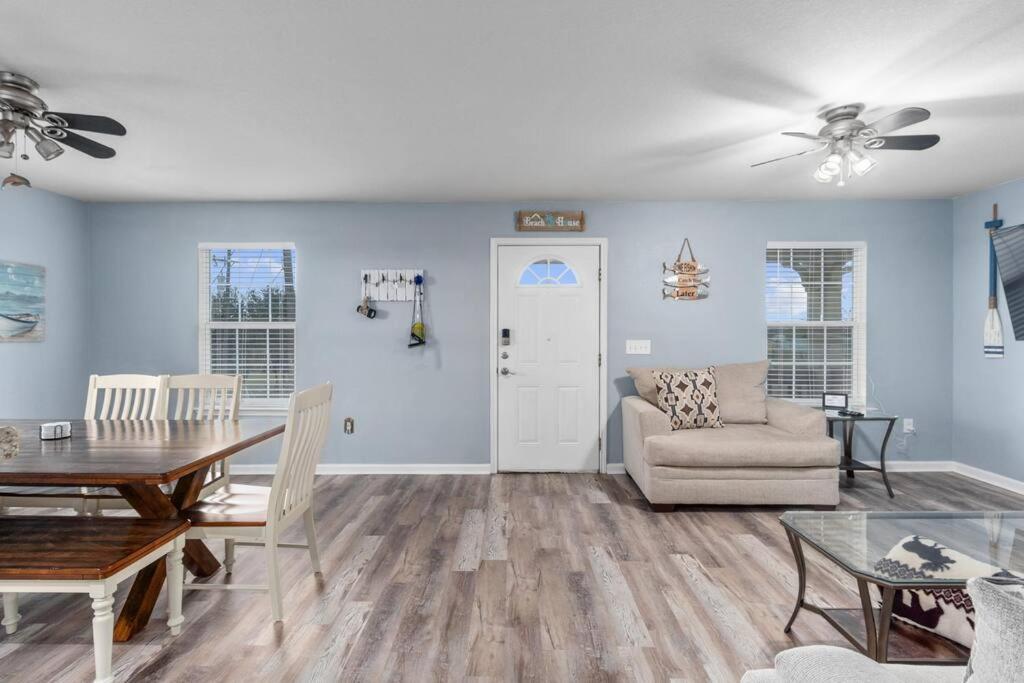 4 FREE Kayaks for use & short drive to the beach! view 5