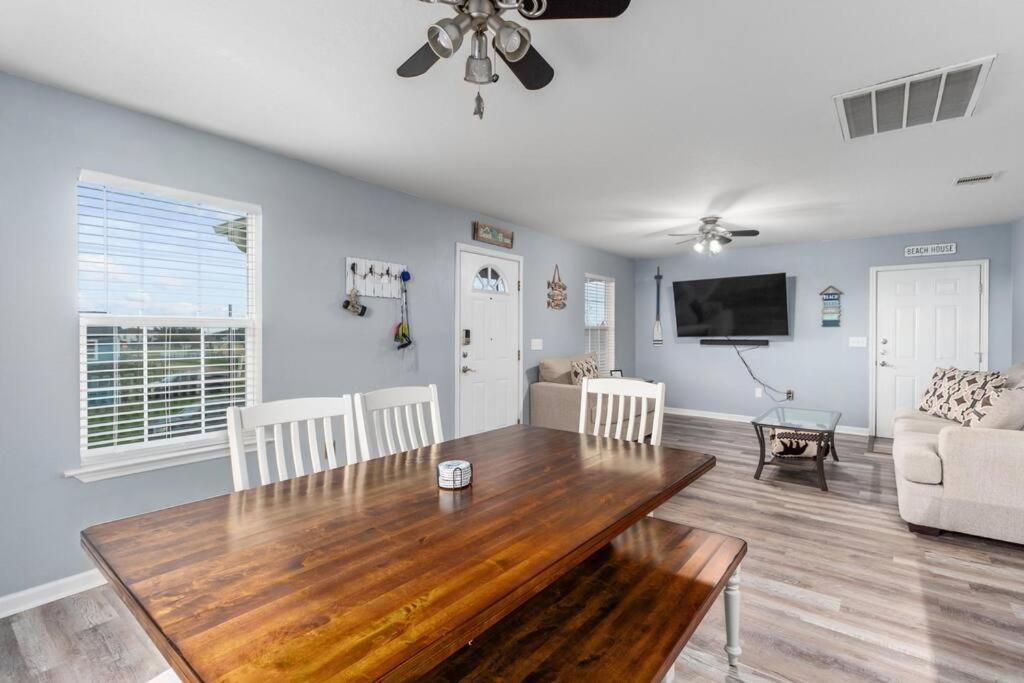 4 FREE Kayaks for use & short drive to the beach! view 3