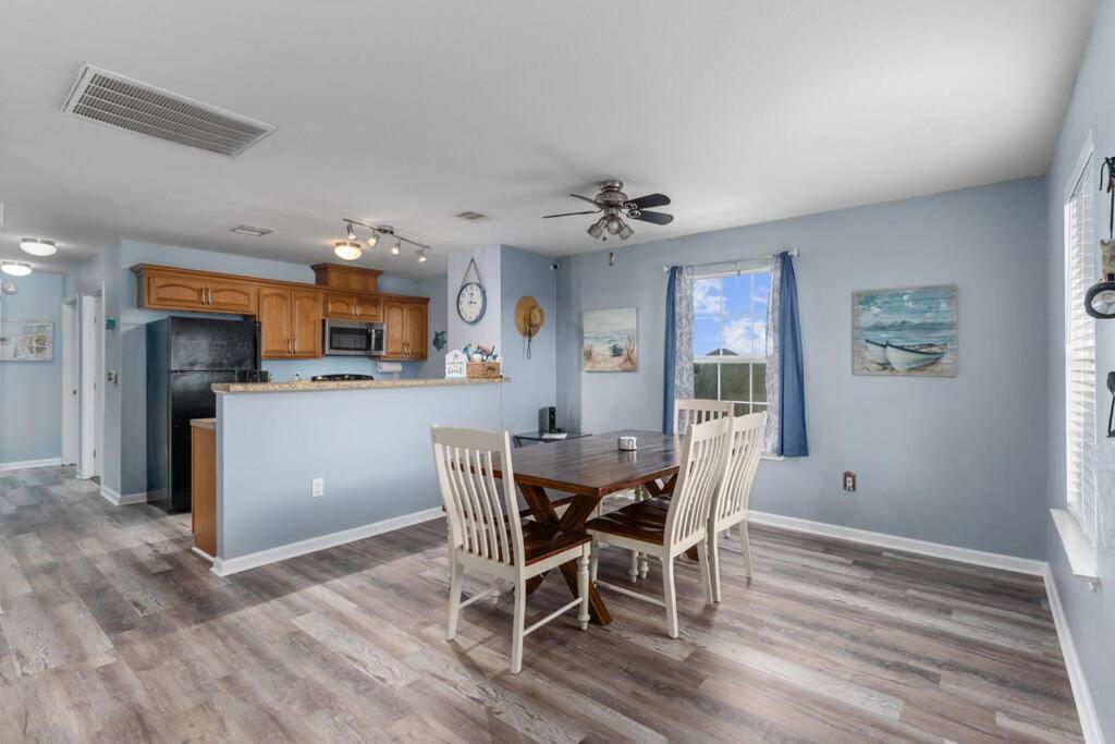 4 FREE Kayaks for use & short drive to the beach! view 4