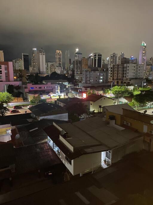 Apto nas Nações, 700 metros da praia central
