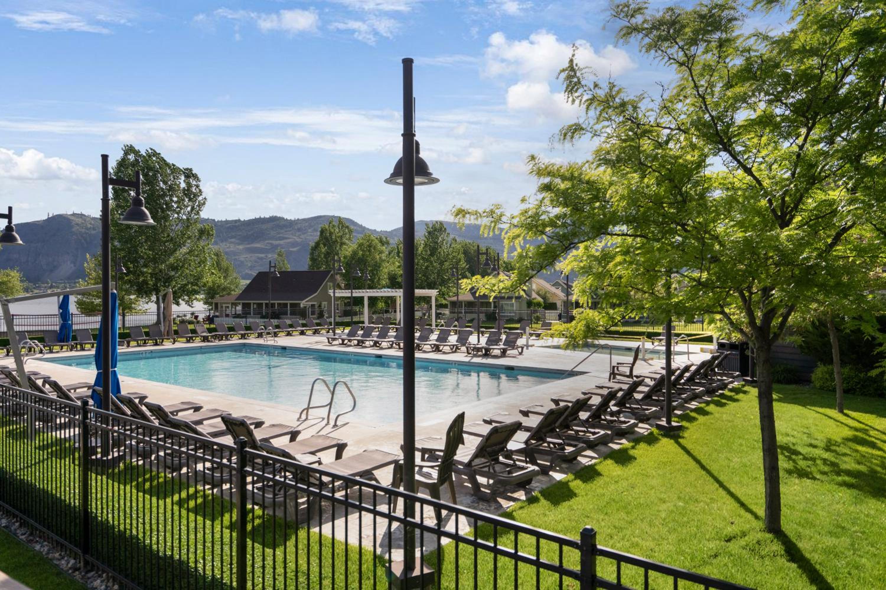 Oasis Cottage- Waterfront experience without the expensive fee! view 4