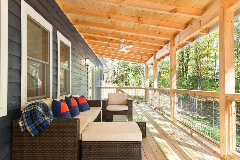 Duncan Vacations - Open  Airy Modern Lake House on Lake Sheila in Saluda, North Carolina - Property Image 4