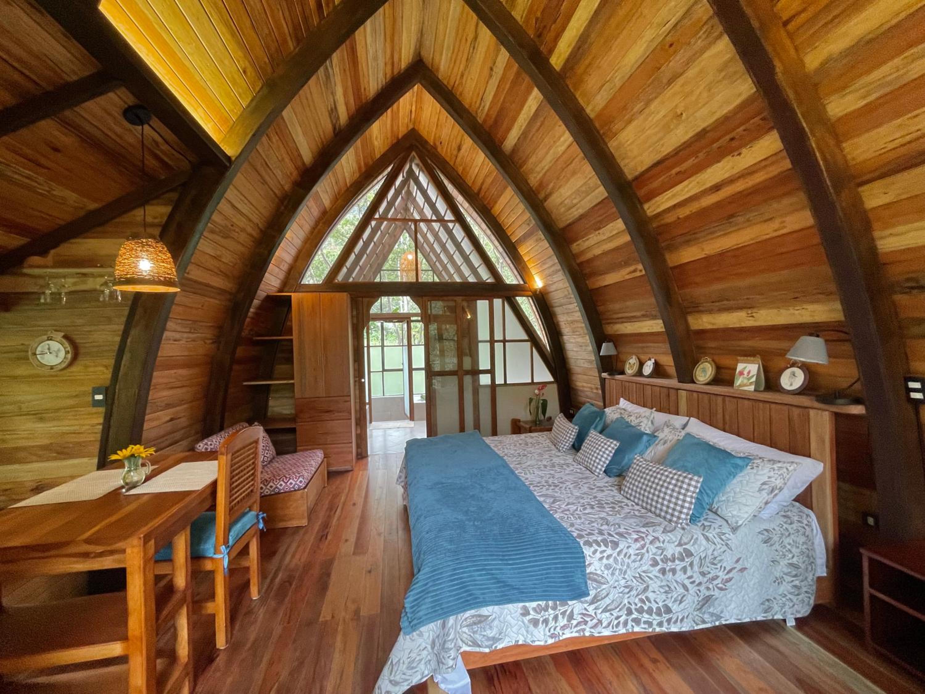 Sacha Urco Lodge -Private Cloud Forest Reserve in Mindo- 4x4 recommended March-April