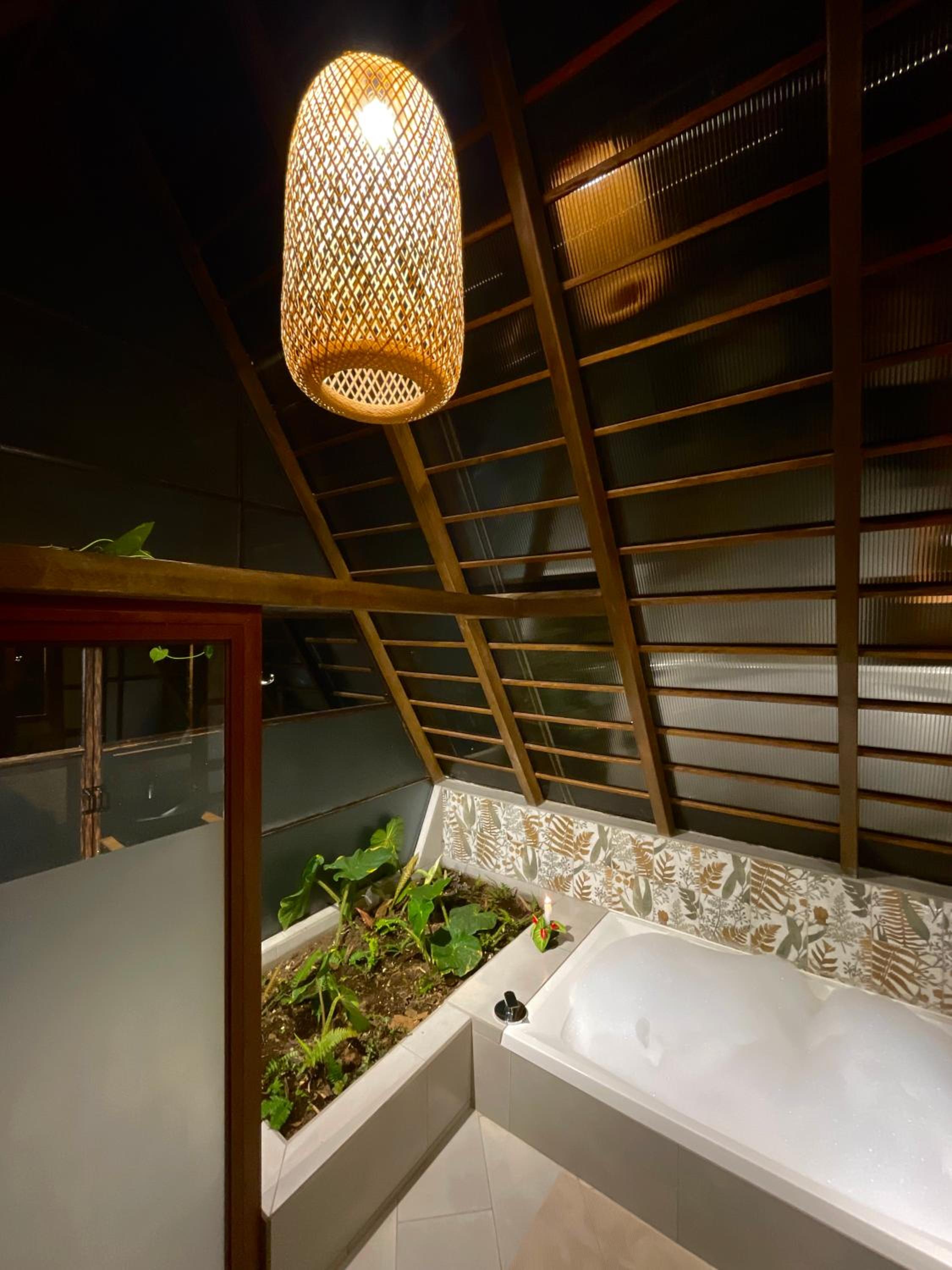 Sacha Urco Lodge -Private Cloud Forest Reserve in Mindo- 4x4 recommended March-April