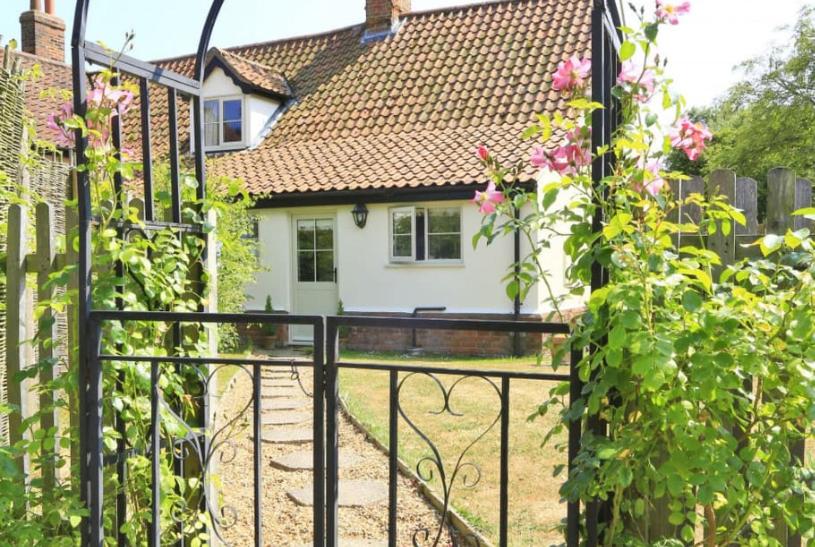 Dreamy Suffolk Country Cottage Escape view 3