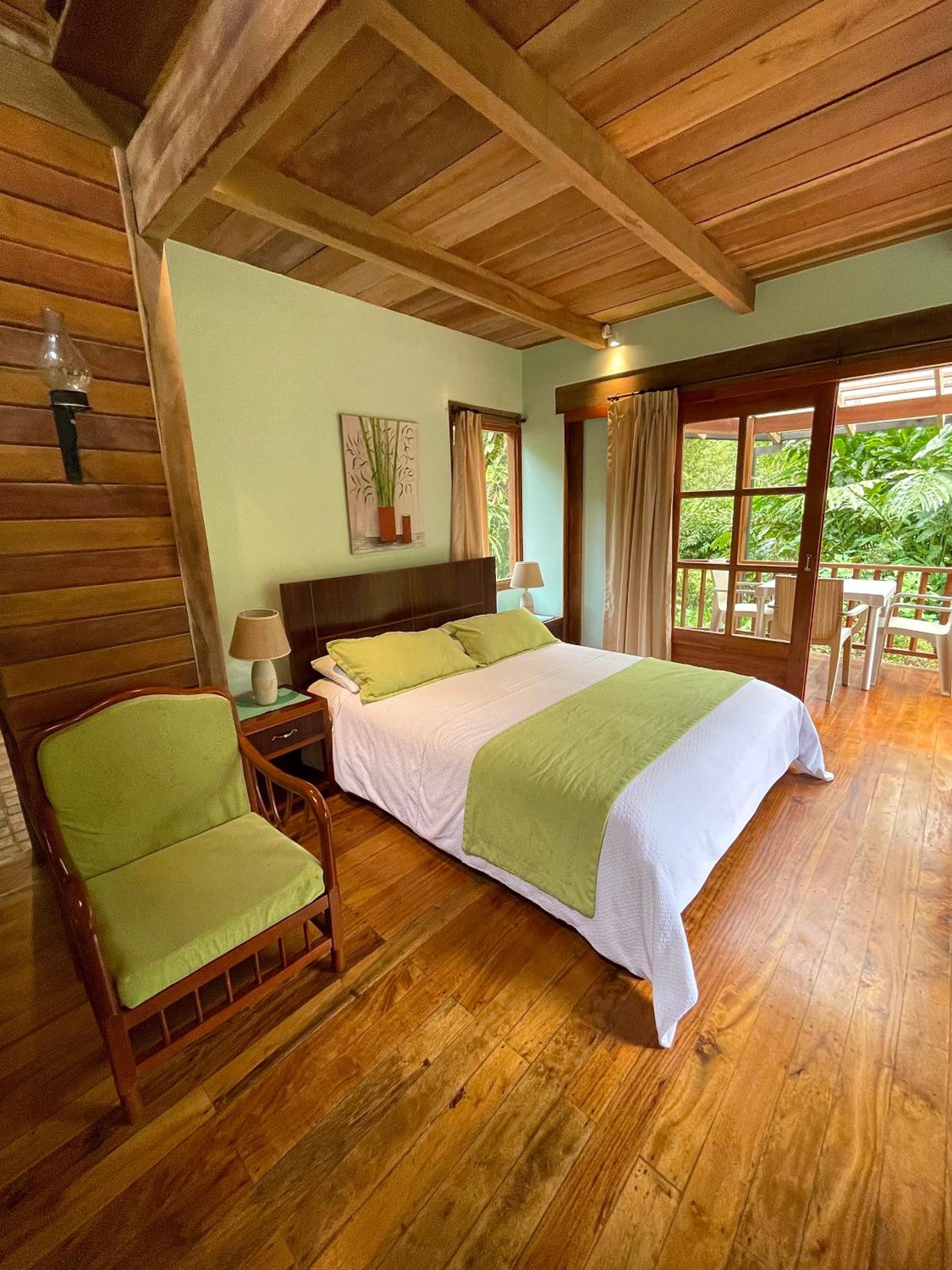 Sacha Urco Lodge -Private Cloud Forest Reserve in Mindo- 4x4 recommended March-April