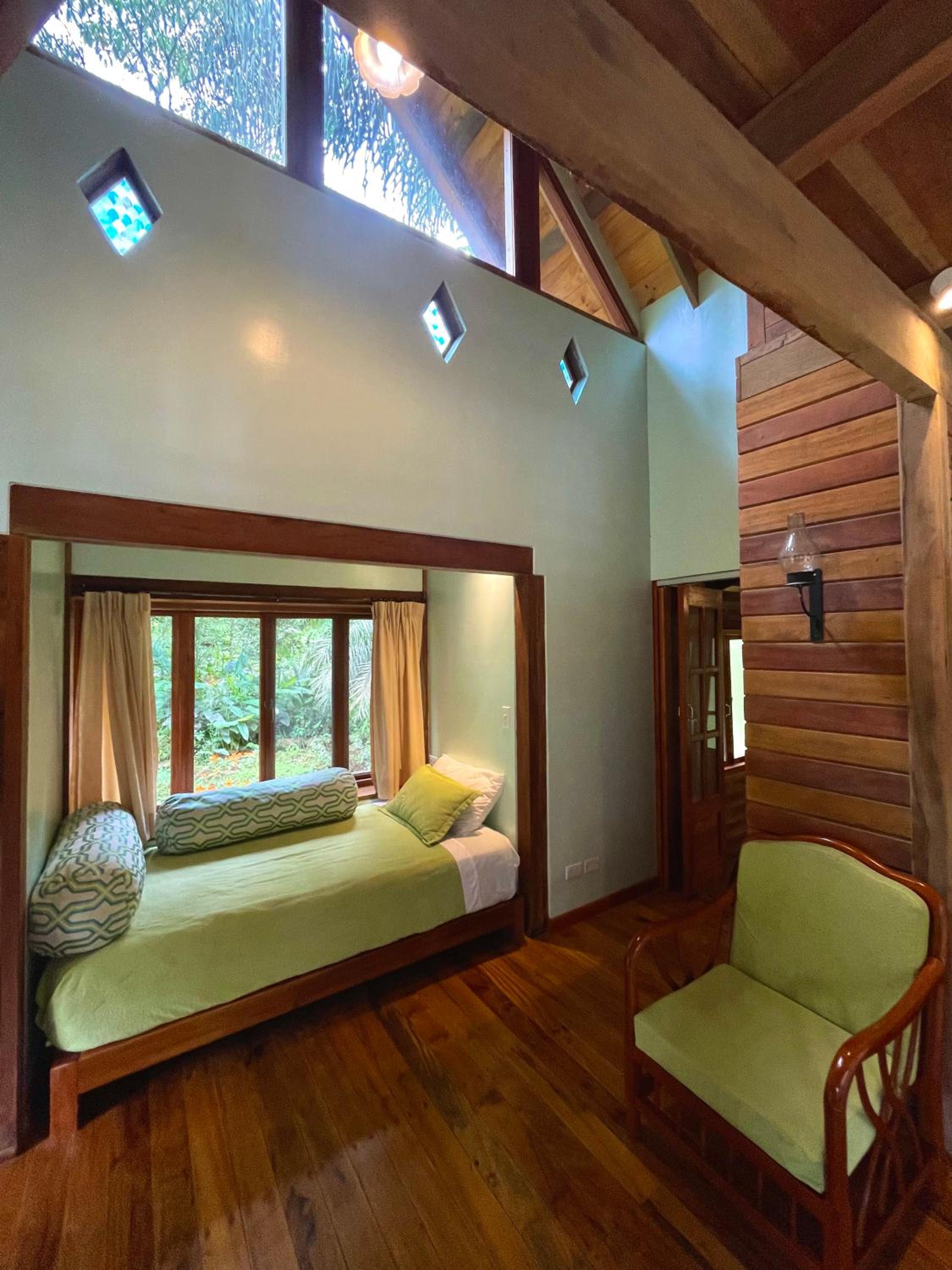 Sacha Urco Lodge -Private Cloud Forest Reserve in Mindo- 4x4 recommended March-April
